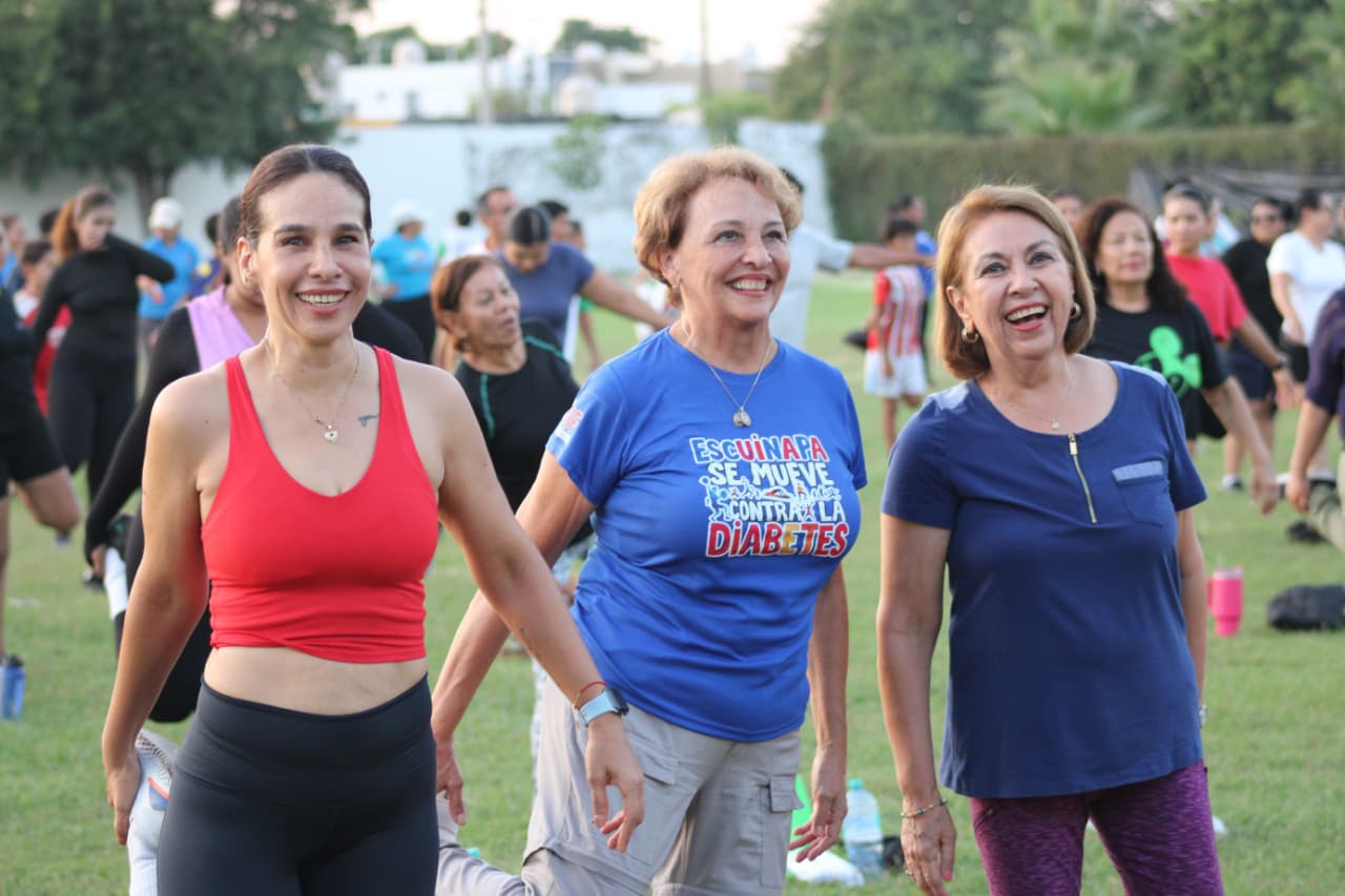 Centenares de escuinapenses se dieron cita ayer por la tarde en el Estadio Perla Camaronera para participar en la exitosa Clase Masiva de CrossFit y Movimiento Funcional bajo el lema "Escuinapa se Mueve Contra la Diabetes".