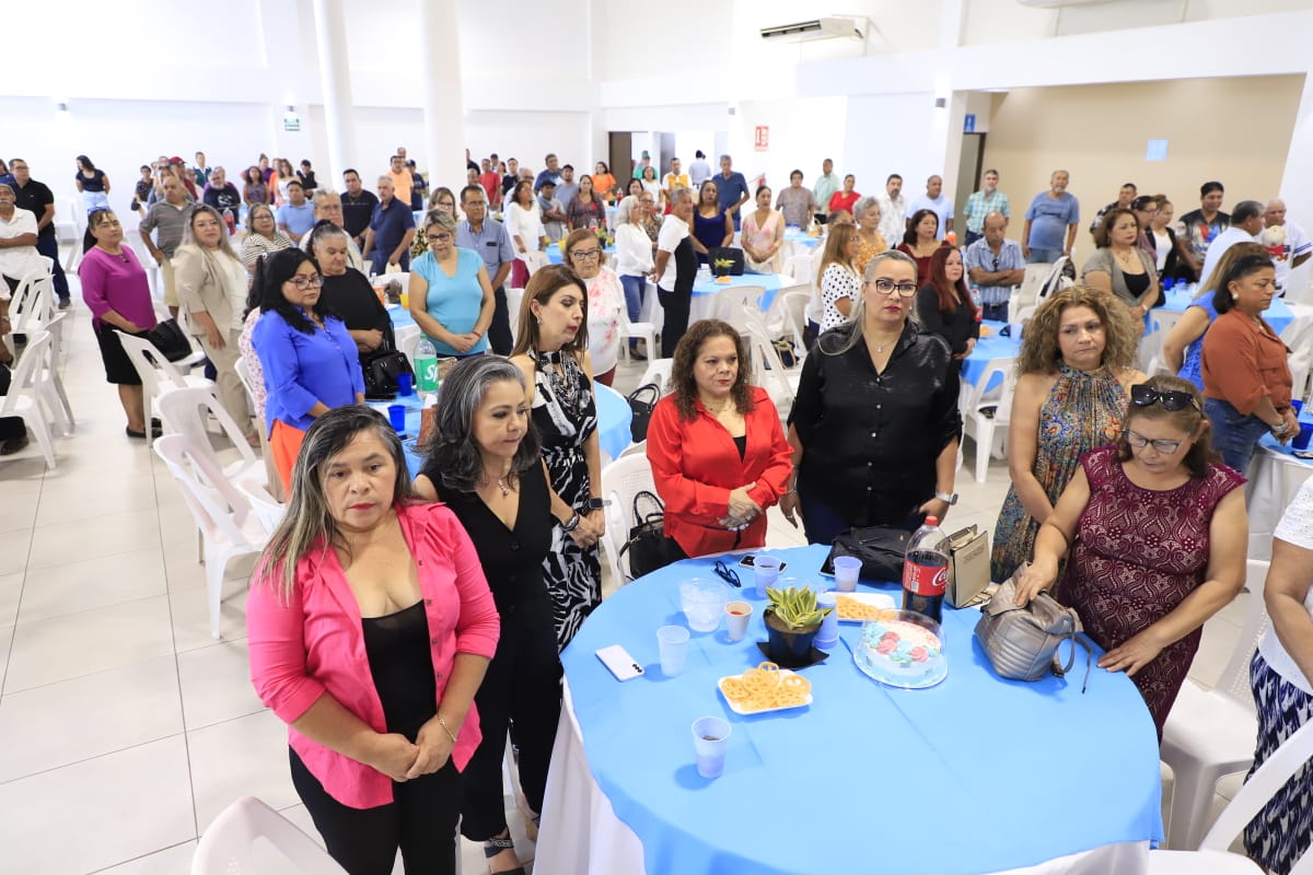 La Secretaria General del STASAM, Laura Tirado Aguilar, agradeció el respaldo de los exlíderes sindicales, quienes han trabajado para garantizar que los jubilados y pensionados conserven los mismos beneficios que los agremiados activos.