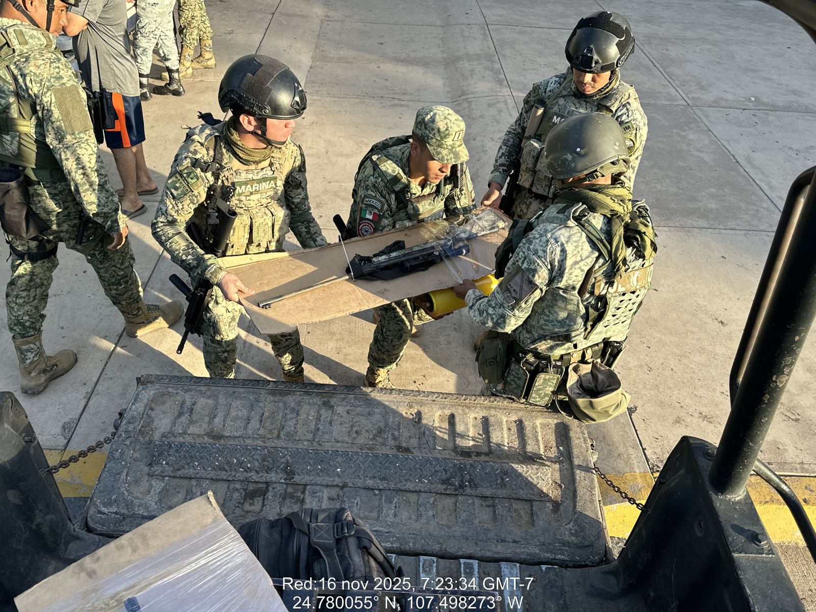 Al ampliar los recorridos en citada comunidad, dentro del cementerio observaron personas armadas, procediendo a la detención de 07 personas masculinos con armamento, municiones, cargadores y equipo táctico, encontrándose 03 masculinos heridos aparentemente por proyectil de arma de fuego derivado del enfrentamiento antes mencionado. 