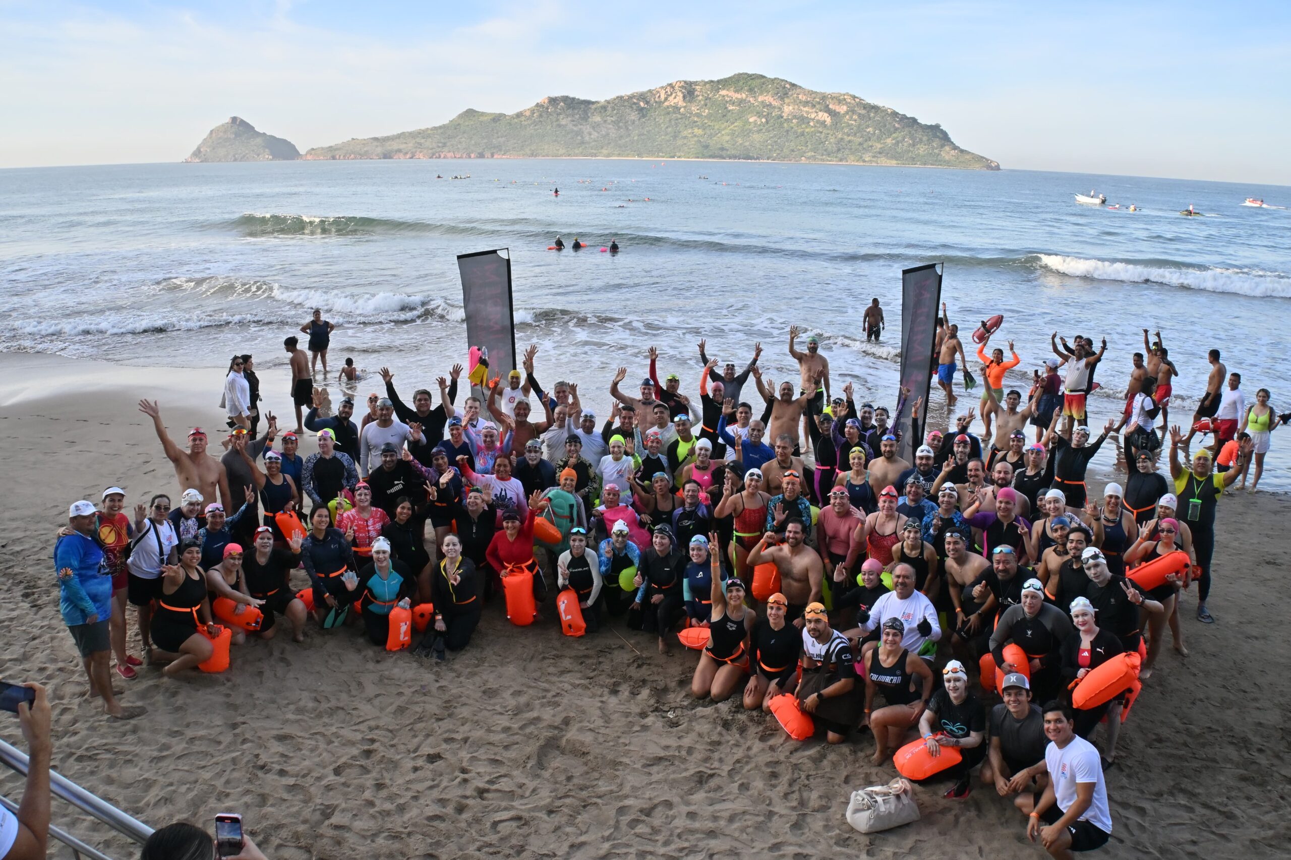 Exitosa la tradicional travesía a la Isla del Medio.
Más de 400 nadadores se dan cita en Playa Norte y el Hotel Las Flores para conquistar el mar en la 41 edición de la convivencia familiar
