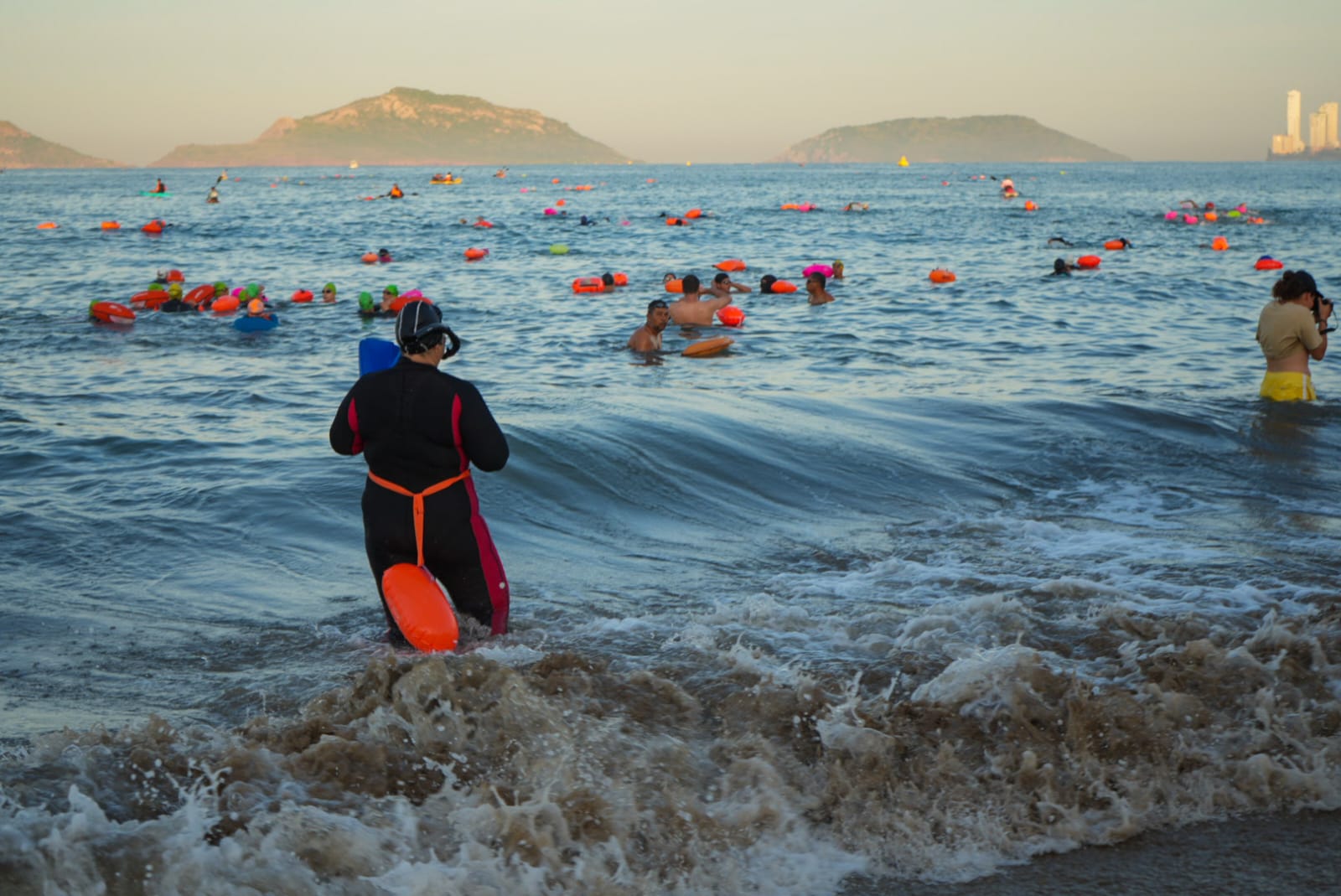 Exitosa la tradicional travesía a la Isla del Medio.
Más de 400 nadadores se dan cita en Playa Norte y el Hotel Las Flores para conquistar el mar en la 41 edición de la convivencia familiar
