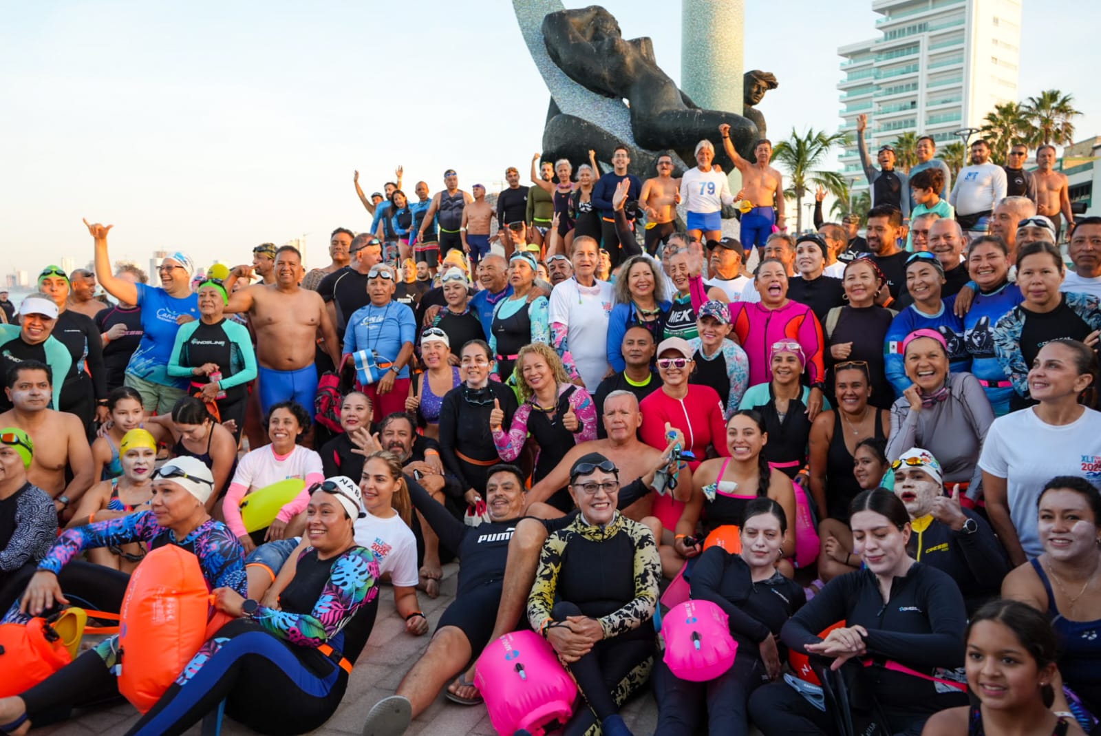 Exitosa la tradicional travesía a la Isla del Medio.
Más de 400 nadadores se dan cita en Playa Norte y el Hotel Las Flores para conquistar el mar en la 41 edición de la convivencia familiar
