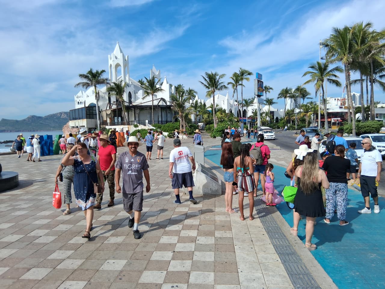 El estado de Sinaloa registró durante el fin de semana largo por el aniversario de la Revolución Mexicana la visita de 172,235 turistas, que reactivaron de forma importante la economía estatal.