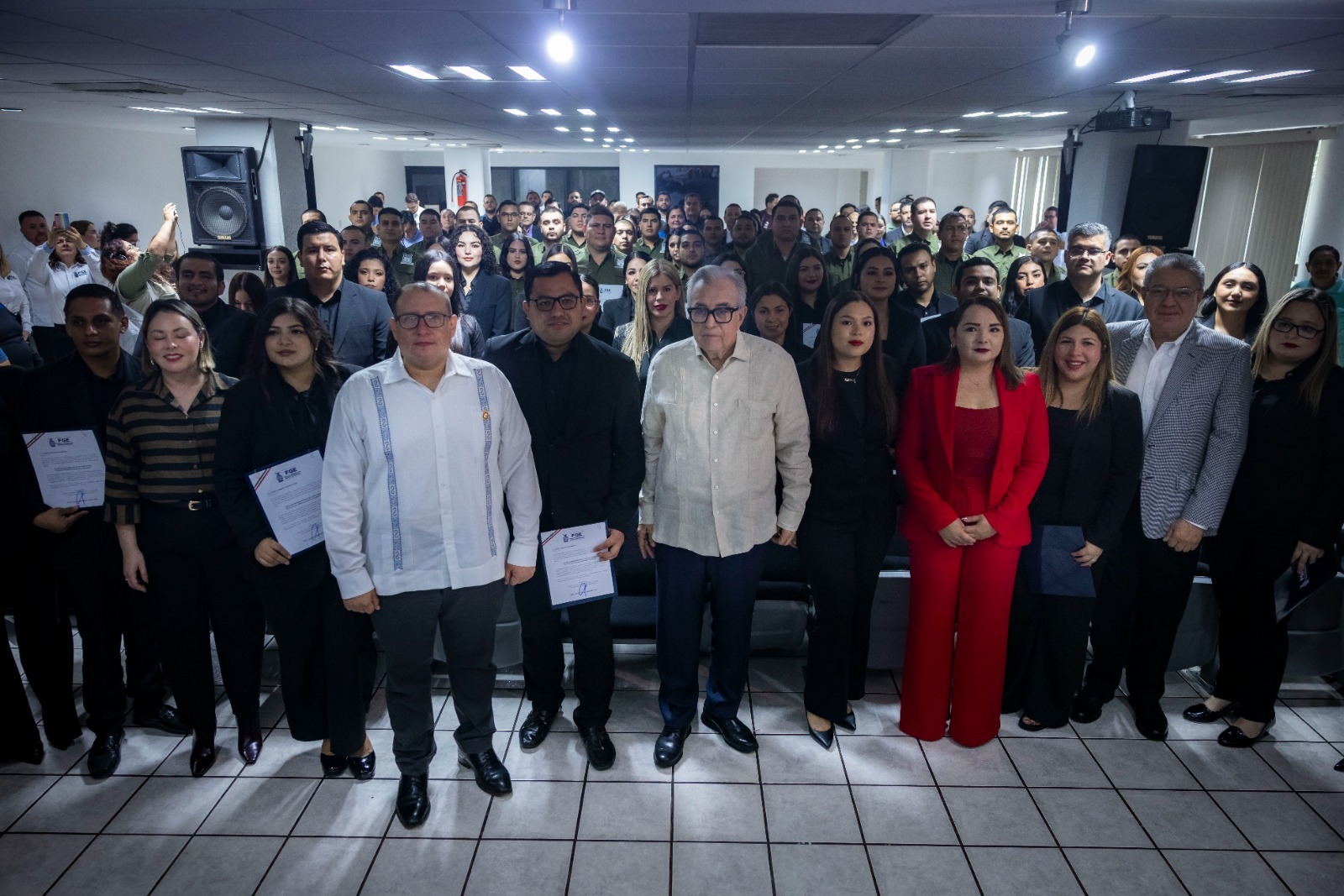 Trabajo coordinado para fortalecer impartición de justicia, exhorta Gobernador Rocha a nuevos Peritos, Agentes de Investigación y Ministerios Públicos
El mandatario estatal entregó sus nombramientos a 69 nuevos egresados de la UNIPOL que se incorporan a la Fiscalía General del Estado
