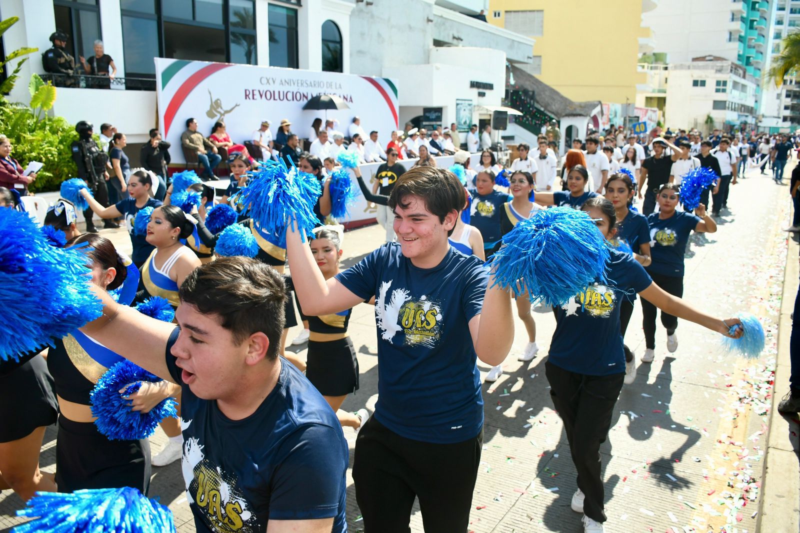 La Universidad Autónoma de Sinaloa (UAS) participó con un numeroso y entusiasta contingente en el Desfile Cívico Militar del 20 de Noviembre, recorriendo el icónico Malecón de Mazatlán y sumándose a la conmemoración del 105 aniversario de la Revolución Mexicana.