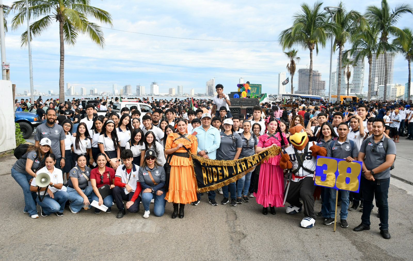 La Universidad Autónoma de Sinaloa (UAS) participó con un numeroso y entusiasta contingente en el Desfile Cívico Militar del 20 de Noviembre, recorriendo el icónico Malecón de Mazatlán y sumándose a la conmemoración del 105 aniversario de la Revolución Mexicana.