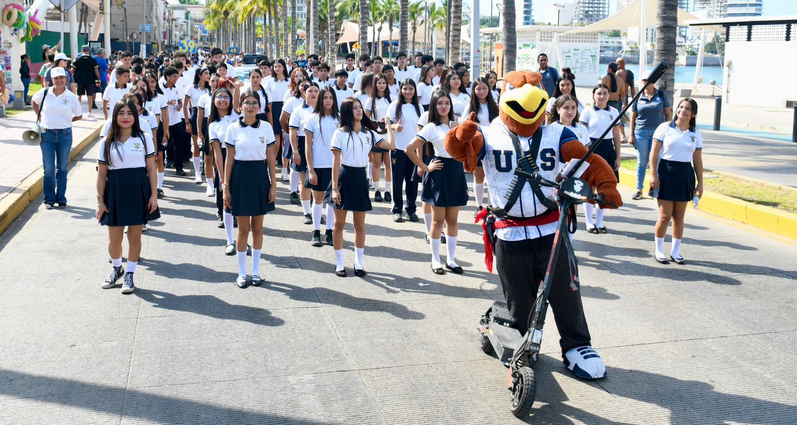 La Universidad Autónoma de Sinaloa (UAS) participó con un numeroso y entusiasta contingente en el Desfile Cívico Militar del 20 de Noviembre, recorriendo el icónico Malecón de Mazatlán y sumándose a la conmemoración del 105 aniversario de la Revolución Mexicana.