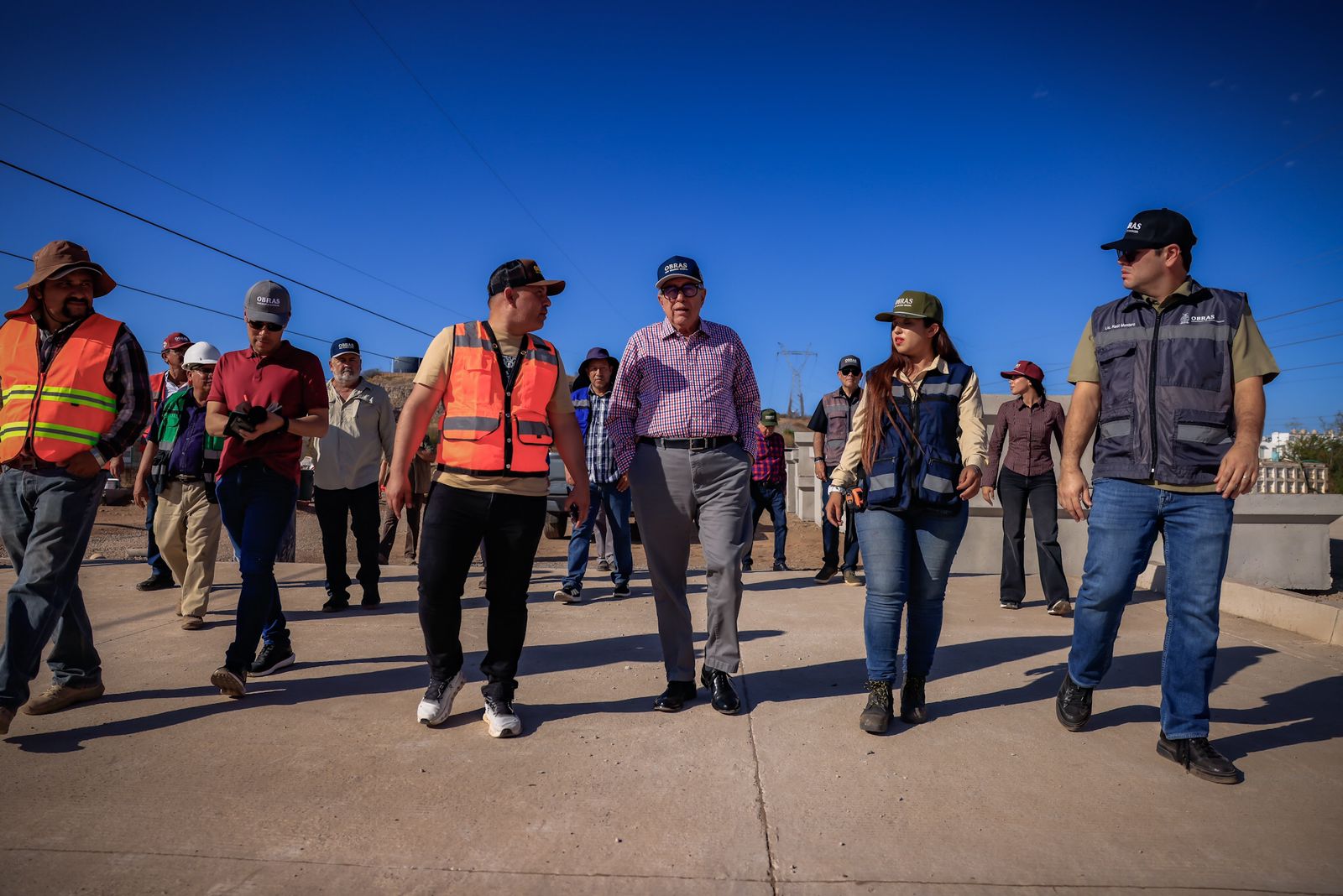 La obra presenta avances significativos en terracerías, subrasantes y pavimento en concreto hidráulico; se espera quede concluida para septiembre de 2026.