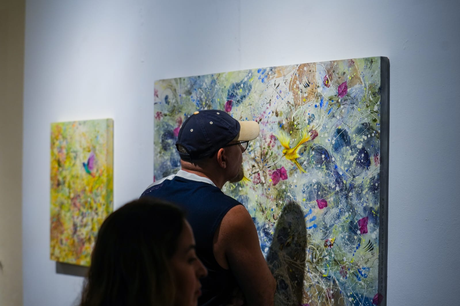 La Galería Rubio del Instituto Municipal de Cultura, Turismo y Arte de Mazatlán se vistió de gala para recibir "Vuela Alto", la más reciente y cautivadora exposición de la artista plástica sinaloense Claudia Gallardo. Esta colección, que fusiona magistralmente el expresionismo abstracto con una rica paleta de colores, se convierte en un homenaje al crecimiento personal y la búsqueda de la libertad.