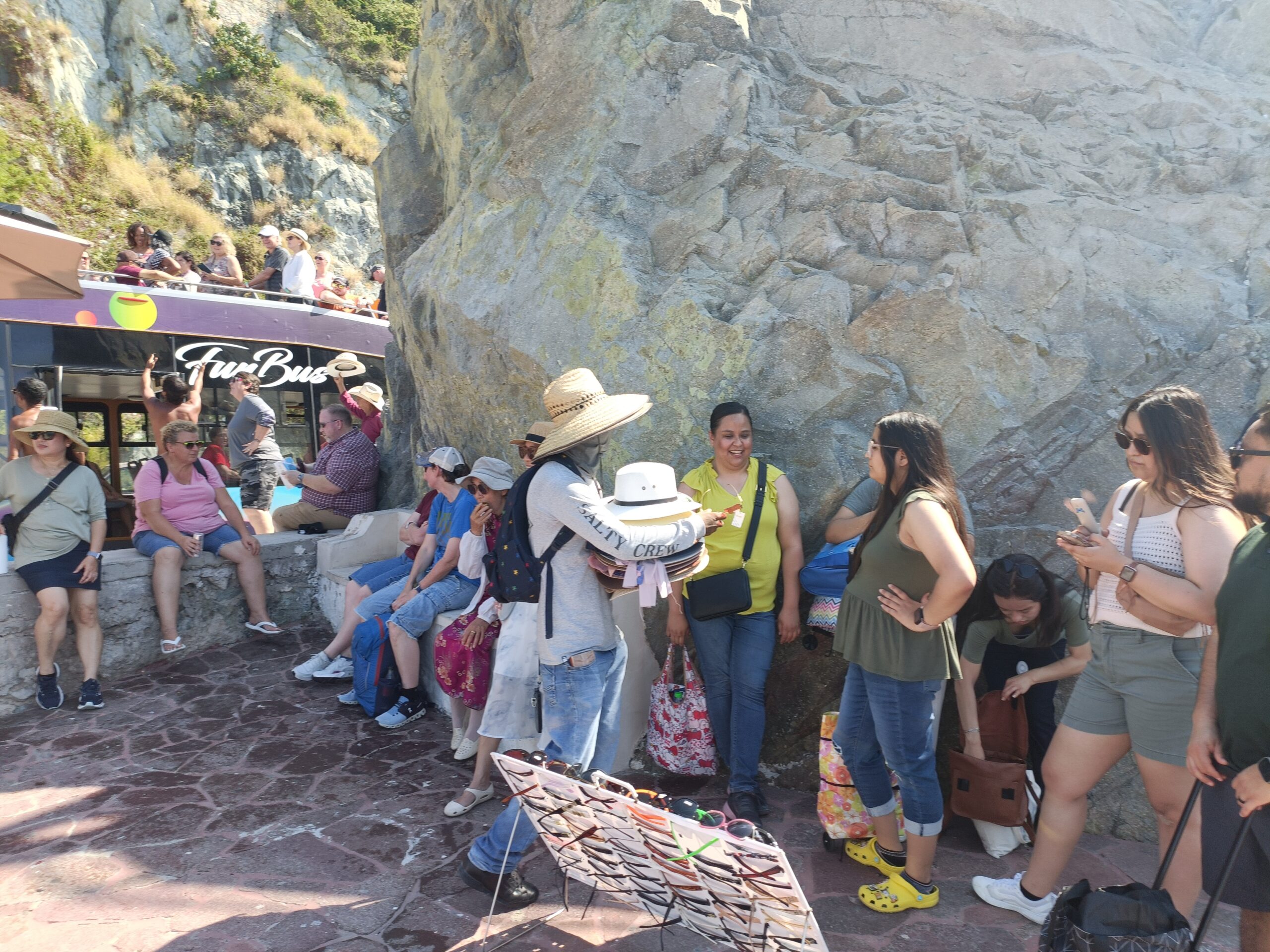 La secretaria de Turismo de Sinaloa, Mireya Sosa Osuna, señaló que los visitantes internacionales no solo reactivan la economía del puerto, sino también la de los pueblos y comunidades con vocación turística