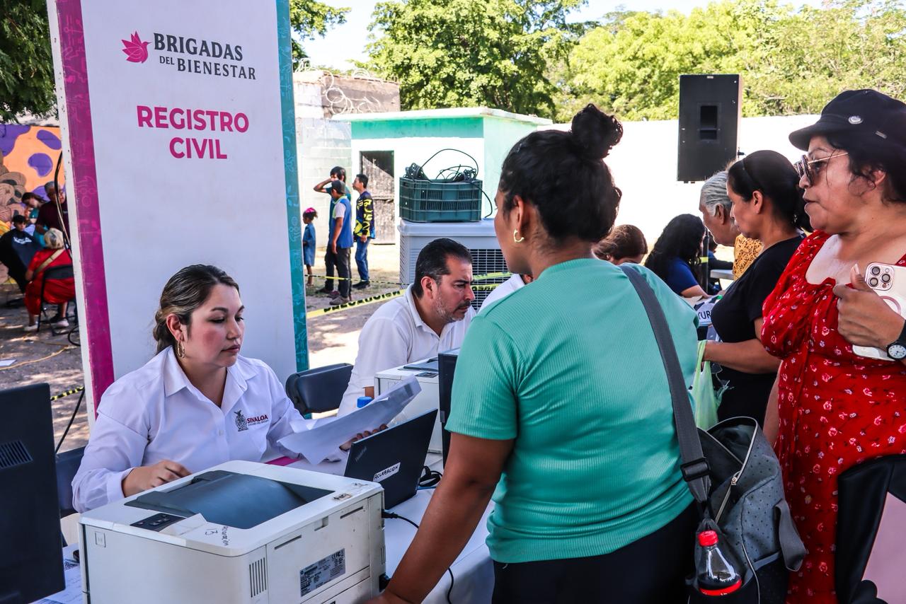 A través de las Brigadas del Bienestar el Sistema DIF Sinaloa se han llevado más de 410 mil 831 apoyos y servicios de manera gratuita en beneficio de la población más vulnerable. 