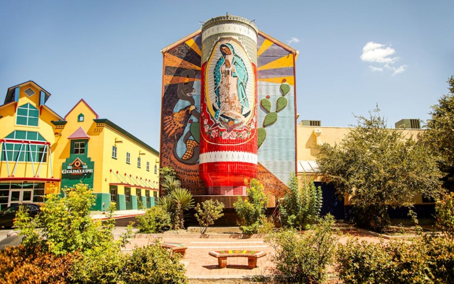 Con 32 m de altura, esta veladora de la Virgen de Guadalupe rinde homenaje a la clásica veladora presente en los hogares mexicanos.