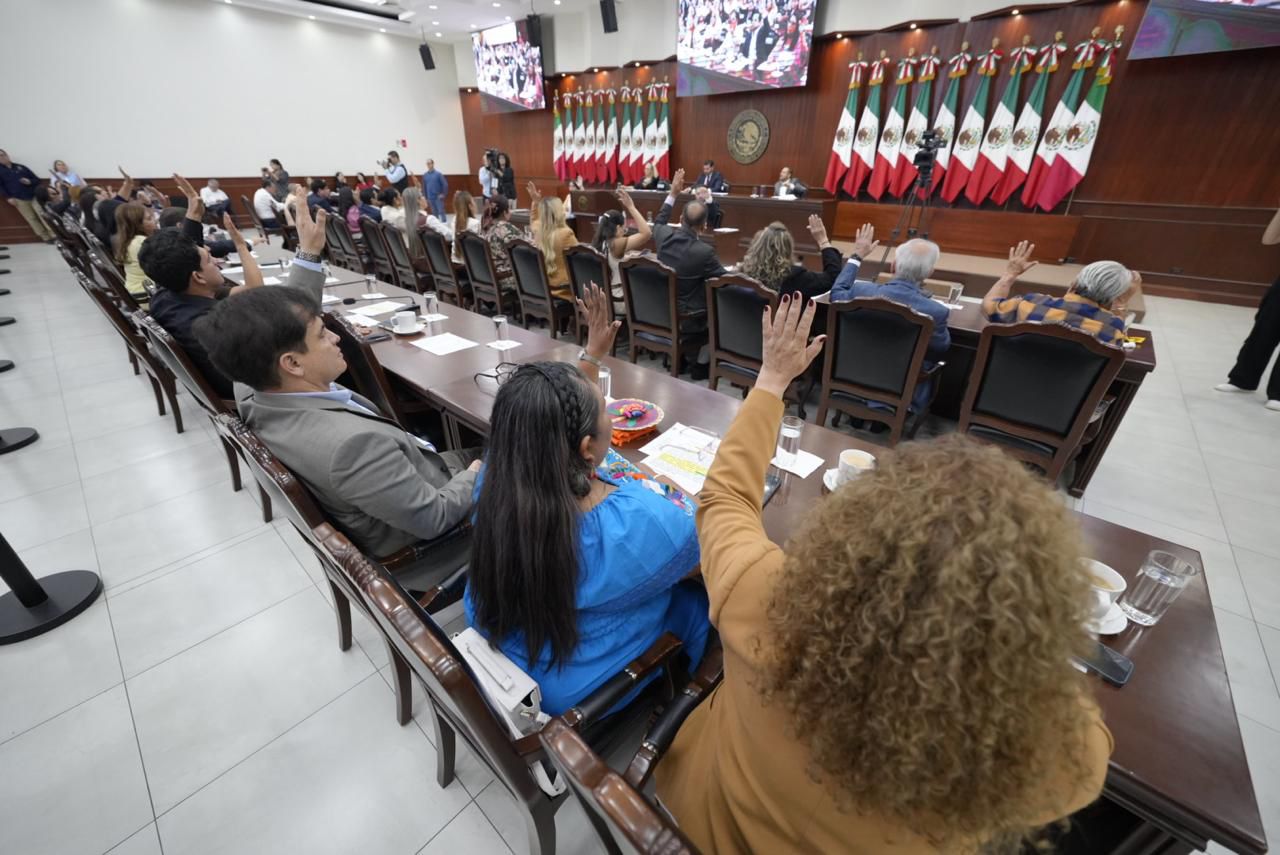 Tal y como lo contempla el párrafo cuarto del artículos 158 de la Ley Orgánica del Congreso de Sinaloa, las diputadas y diputados de la 65 Legislatura, aprobaron por mayoría sustituir las primeras lecturas de los dictámenes sobre los Informes Individuales de la revisión y fiscalización de las Cuentas Públicas correspondientes al ejercicio fiscal 2024 de los 20 municipios de la entidad.