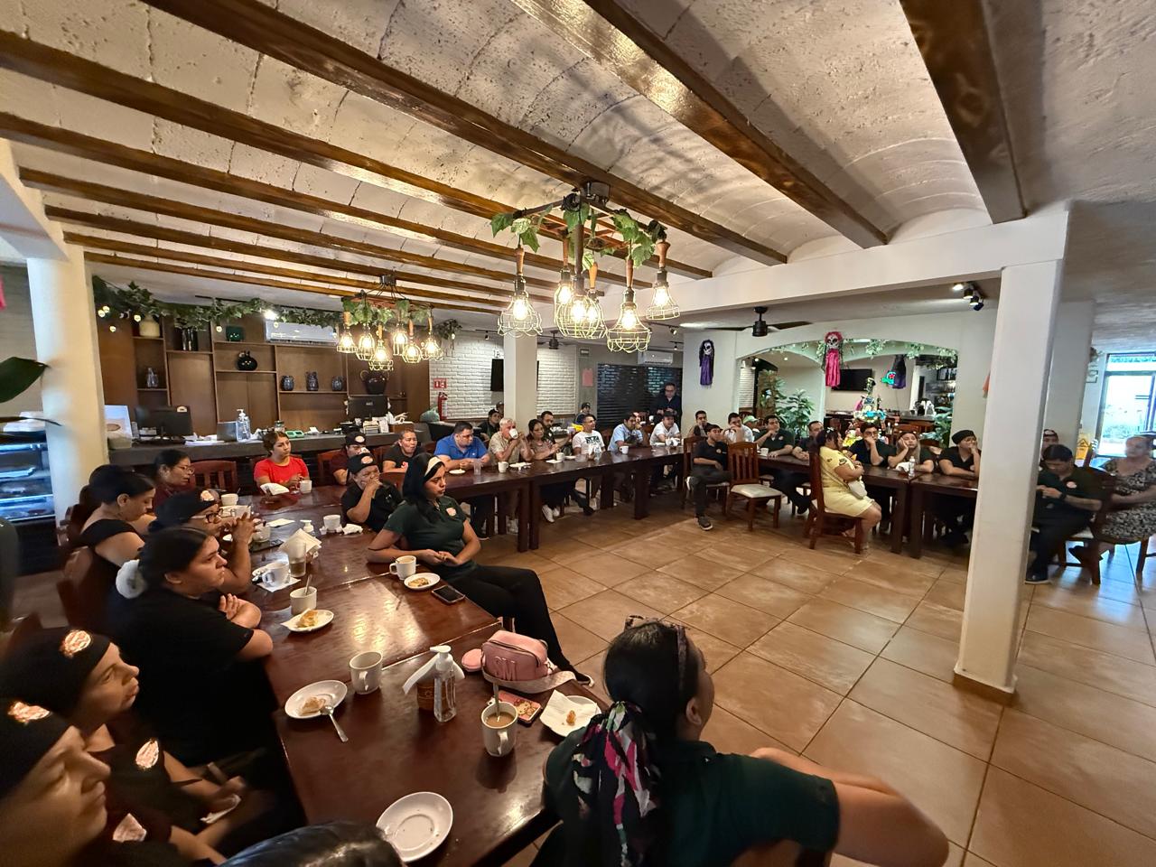 Además de aprender sobre el manejo que deben dar a sus aguas residuales de proceso y la trampa de grasas, los colaboradores del restaurante conocieron el ciclo urbano del agua