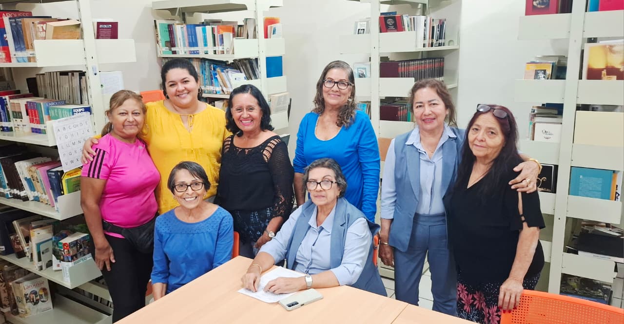 El programa "12 Puertas a la Lectura" ofreció una conmovedora y reflexiva sesión la tarde de este martes, enfocada en la crucial importancia de aprender a soltar. La actividad, dirigida por la tallerista Carolina García, se llevó a cabo en la biblioteca Carlos McGregor, ubicada en la Casa Hogar de la colonia Juárez, creando un espacio íntimo de crecimiento personal.