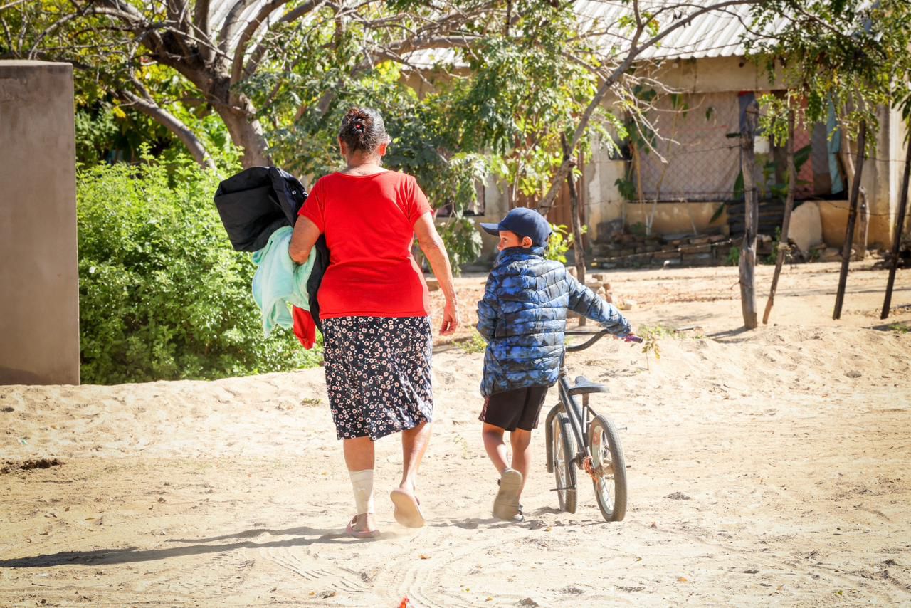 En coordinación con la directora de Atención Social, Elga Josefina Pérez Félix, se distribuyeron chamarras y cobijas, apoyos recibidos con gratitud por las y los habitantes, quienes destacaron la cercanía y atención del Gobierno del Estado.