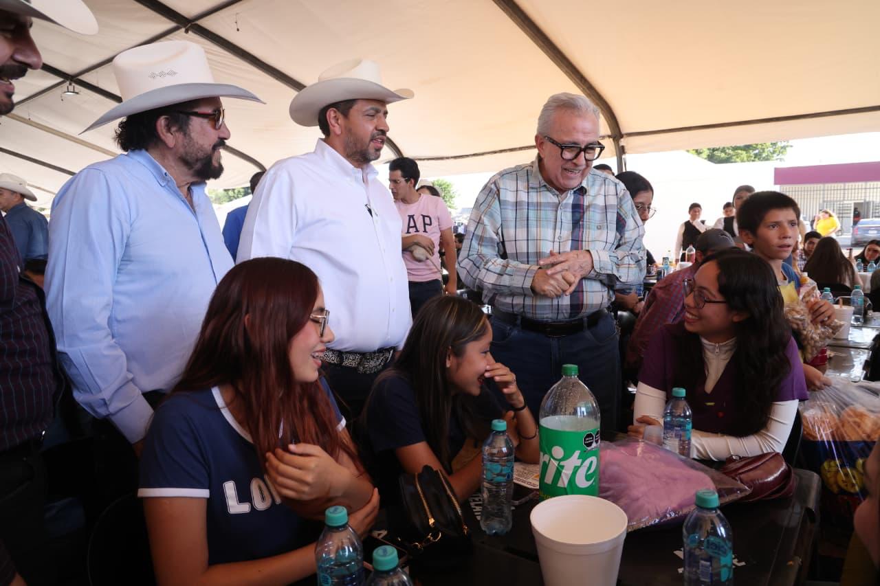 El mandatario estatal acudió al festejo día del ganadero con miembros del sector.