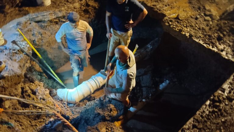 La cuadrilla de reparaciones trabajó hasta entrada de la noche, para mantener el suministro del vital líquido en las colonias de la periferia