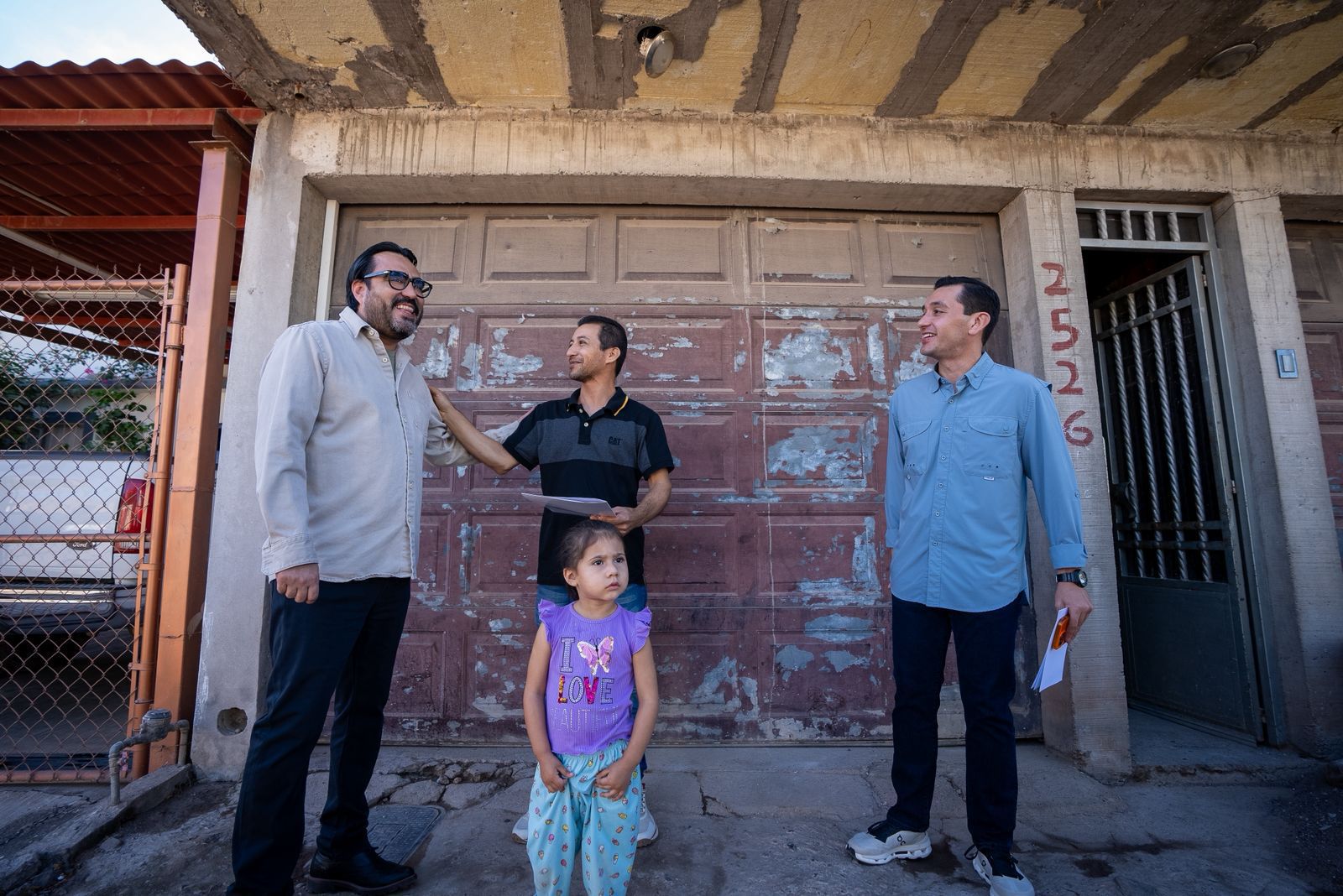 El alcalde Juan de Dios Gámez Mendívil llevó los títulos de propiedad hasta las puertas de los hogares, poniendo fin a un rezago histórico en la regularización del fraccionamiento