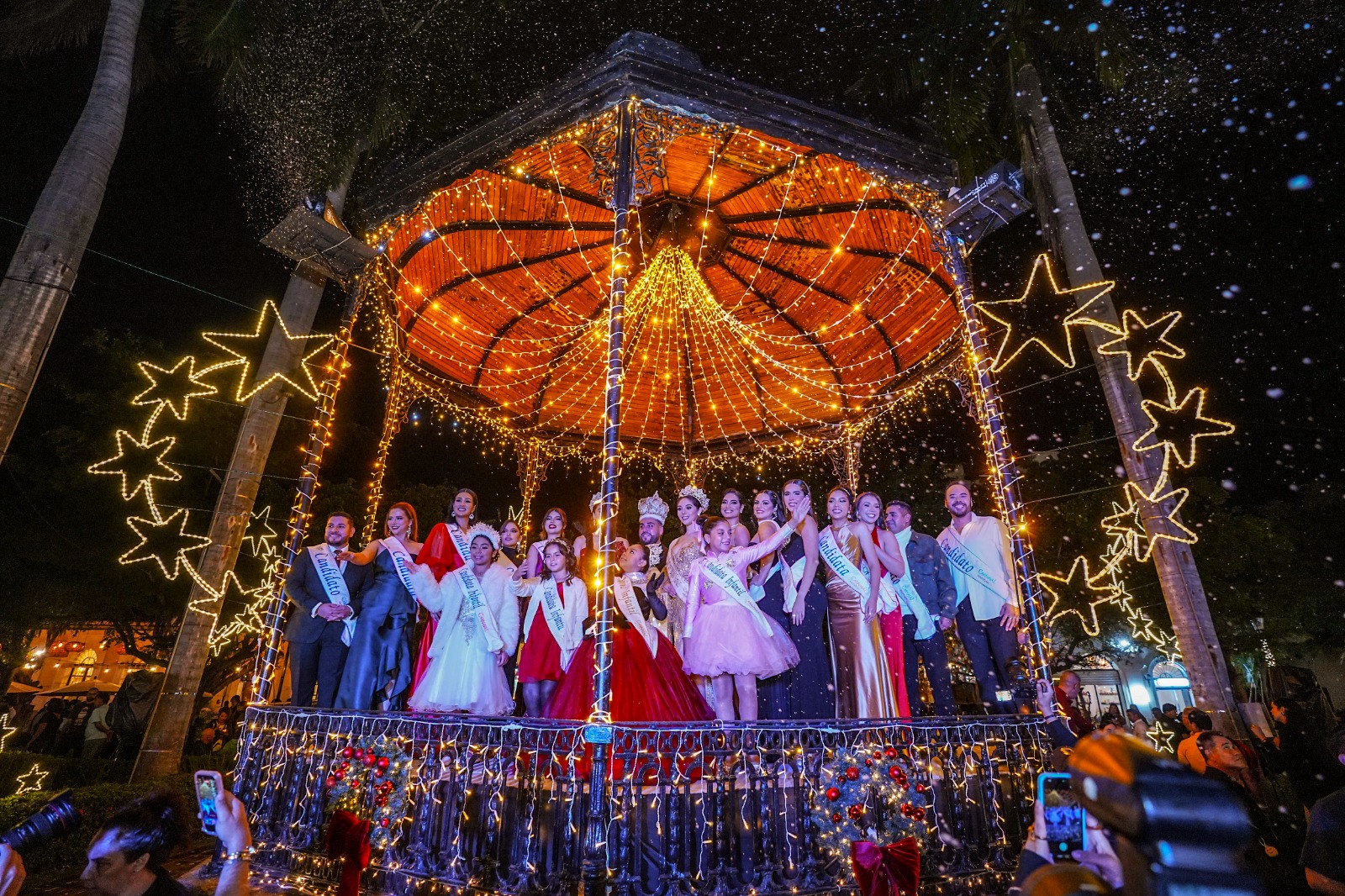 El corazón del Centro Histórico de Mazatlán se vistió de luz y color con la espectacular inauguración del encendido de la iluminación navideña en la Plazuela Machado, dando inicio formal a las celebraciones decembrinas.