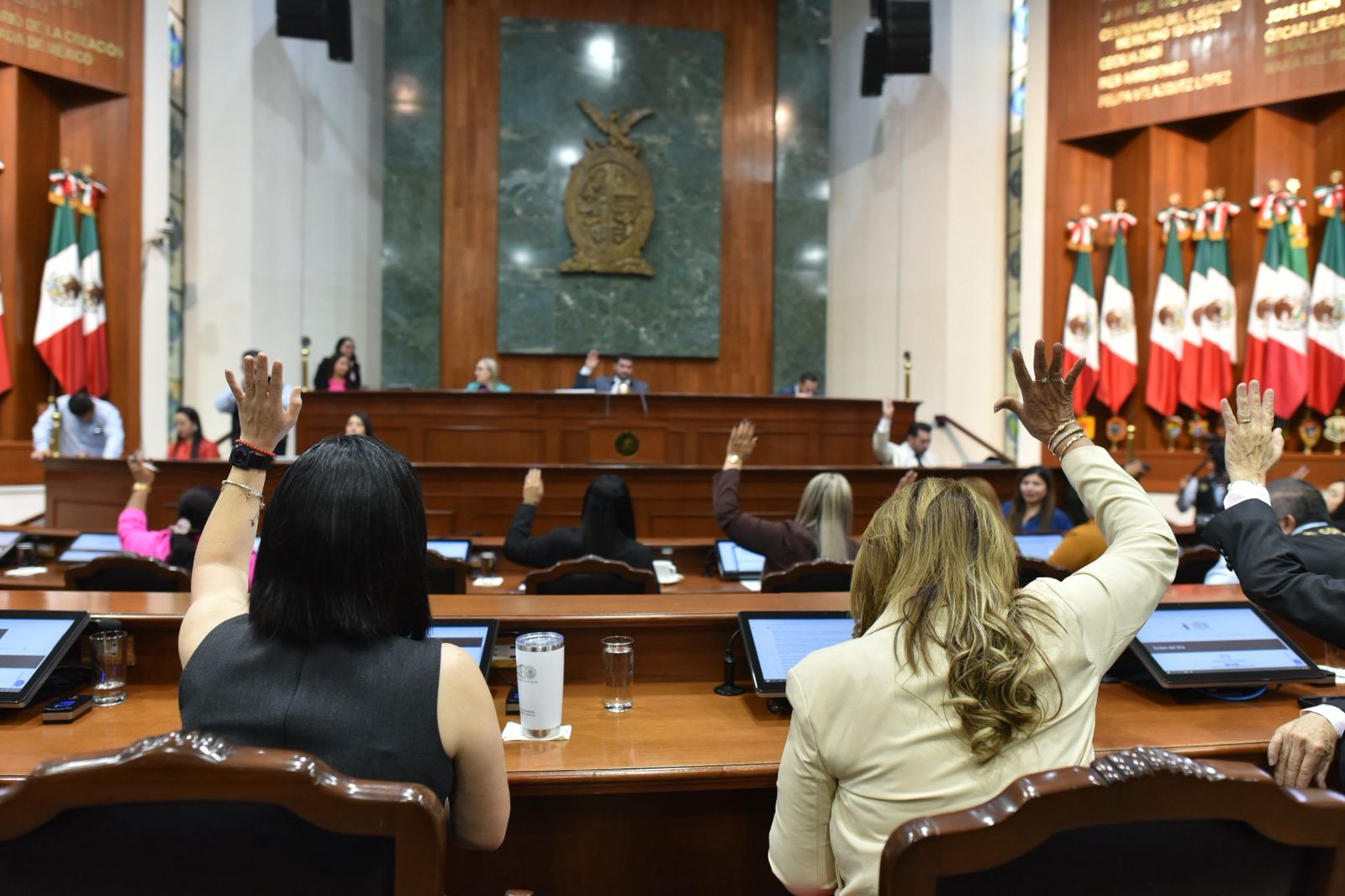 -	Congreso del Estado aprueba reformas para atender delitos cometidos por la vía digital y crea la Unidad de Investigación Cibernética de la FGE en Sinaloa.
-	Prepara Estrella Palacios evento magno de cierre de año y recepción de 2026.
-	Juan de Dios Gámez Mendivil concentrado en Culiacán.
-	Hay nuevo gerente del Tribunal Electoral, el ex secretario del senador Enrique Inzunza.
