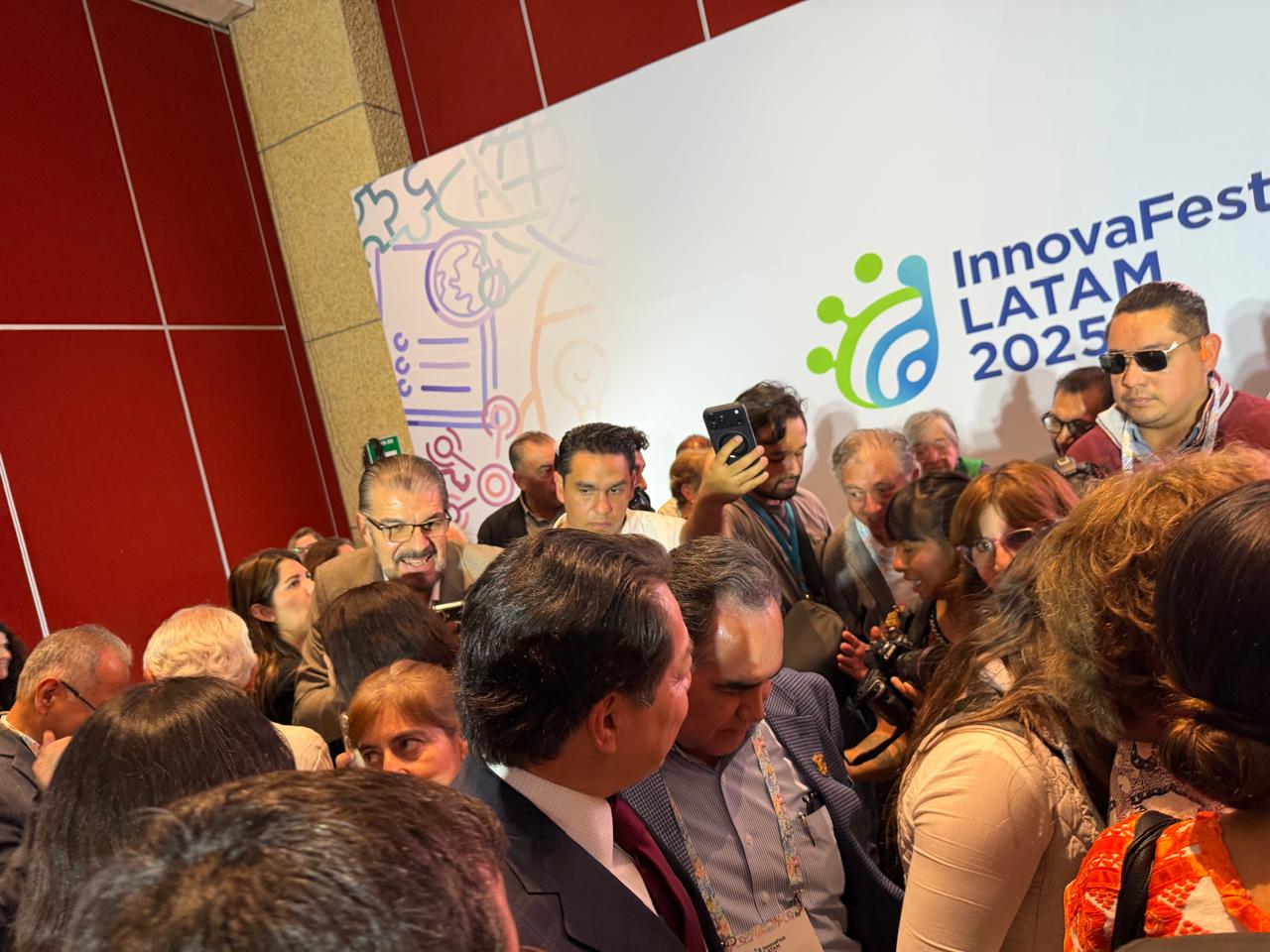 En su intervención, Madueña Molina reafirmó que, cómo Rector de la UAS, daba el sí a dicha declaración, felicitando a las autoridades federales por la histórica e inédita iniciativa, en la que todas las universidades e instituciones de educación superior están llamadas para una real coordinación.