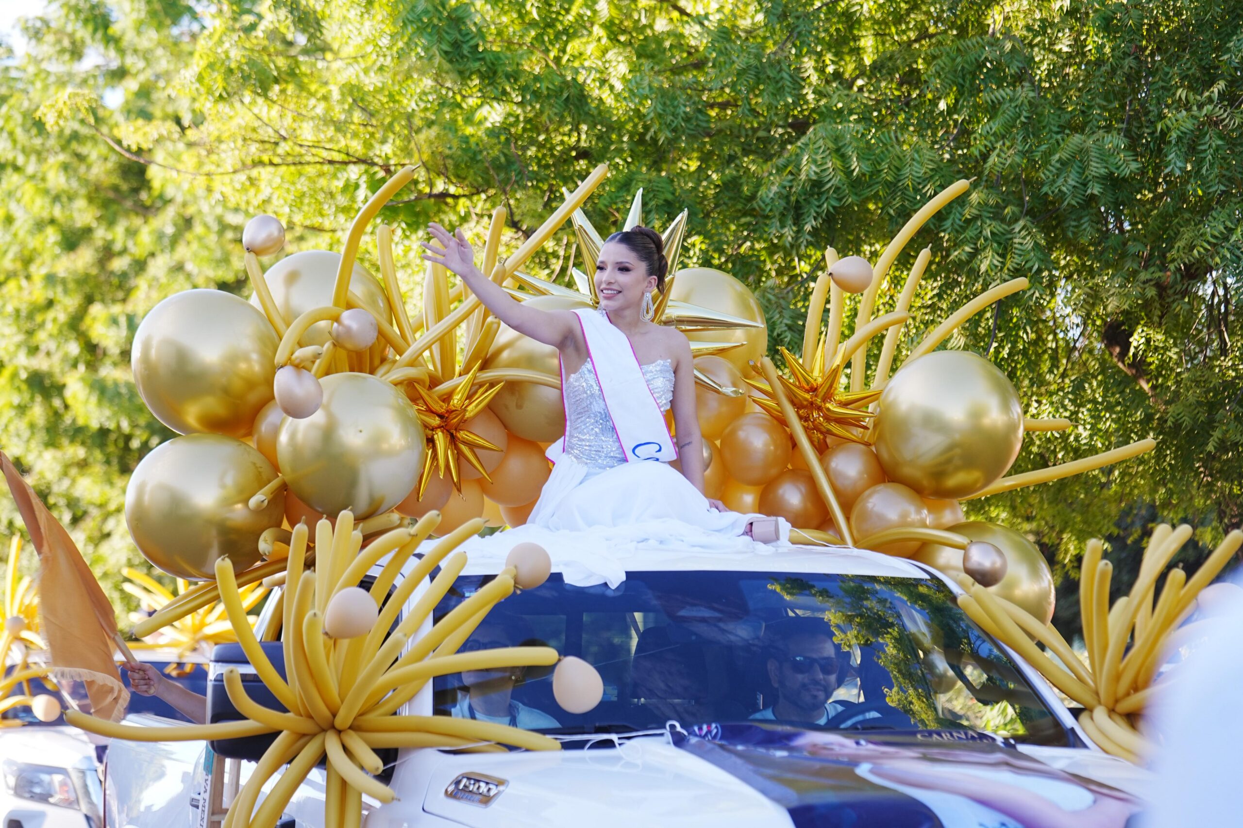 Para Marbella Medina, candidata a Reina del Carnaval Internacional Mazatlán 2026 ¡Arriba la Tambora!, la corona va mucho más allá del símbolo. Representa una oportunidad real para impulsar la voz de las mujeres mazatlecas y, sobre todo, para amplificar aquellas voces vulnerables que con frecuencia no tienen espacio para expresarse. Su aspiración es clara: ser parte activa del cambio que desea ver en la sociedad.