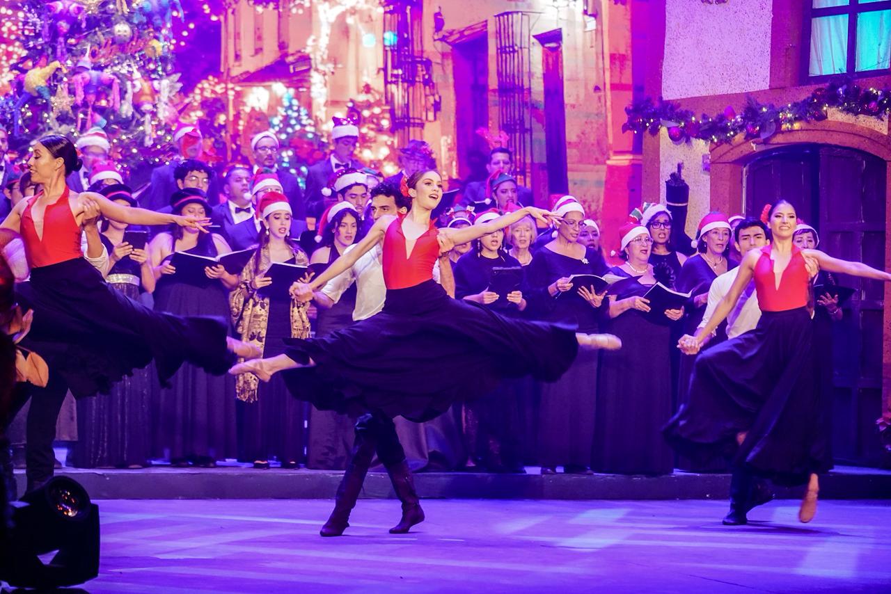 El Instituto de Cultura de Mazatlán concluye el Festival Cultural 2025 con la Gala Navideña, una producción multidisciplinaria que borró la frontera entre el escenario y el público, convirtiendo al Teatro Ángela Peralta en el hogar de una gran familia.   