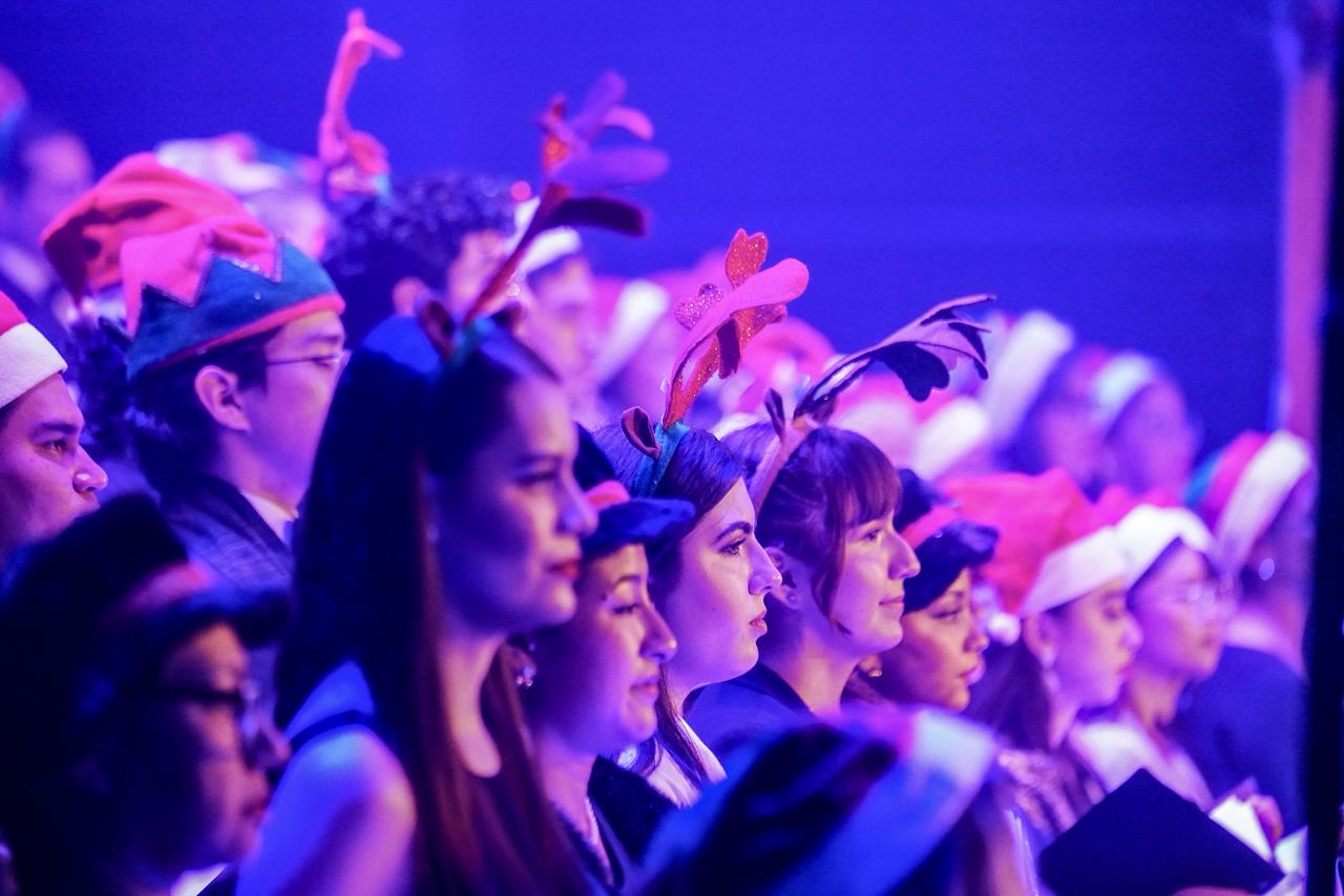 El Instituto de Cultura de Mazatlán concluye el Festival Cultural 2025 con la Gala Navideña, una producción multidisciplinaria que borró la frontera entre el escenario y el público, convirtiendo al Teatro Ángela Peralta en el hogar de una gran familia.   