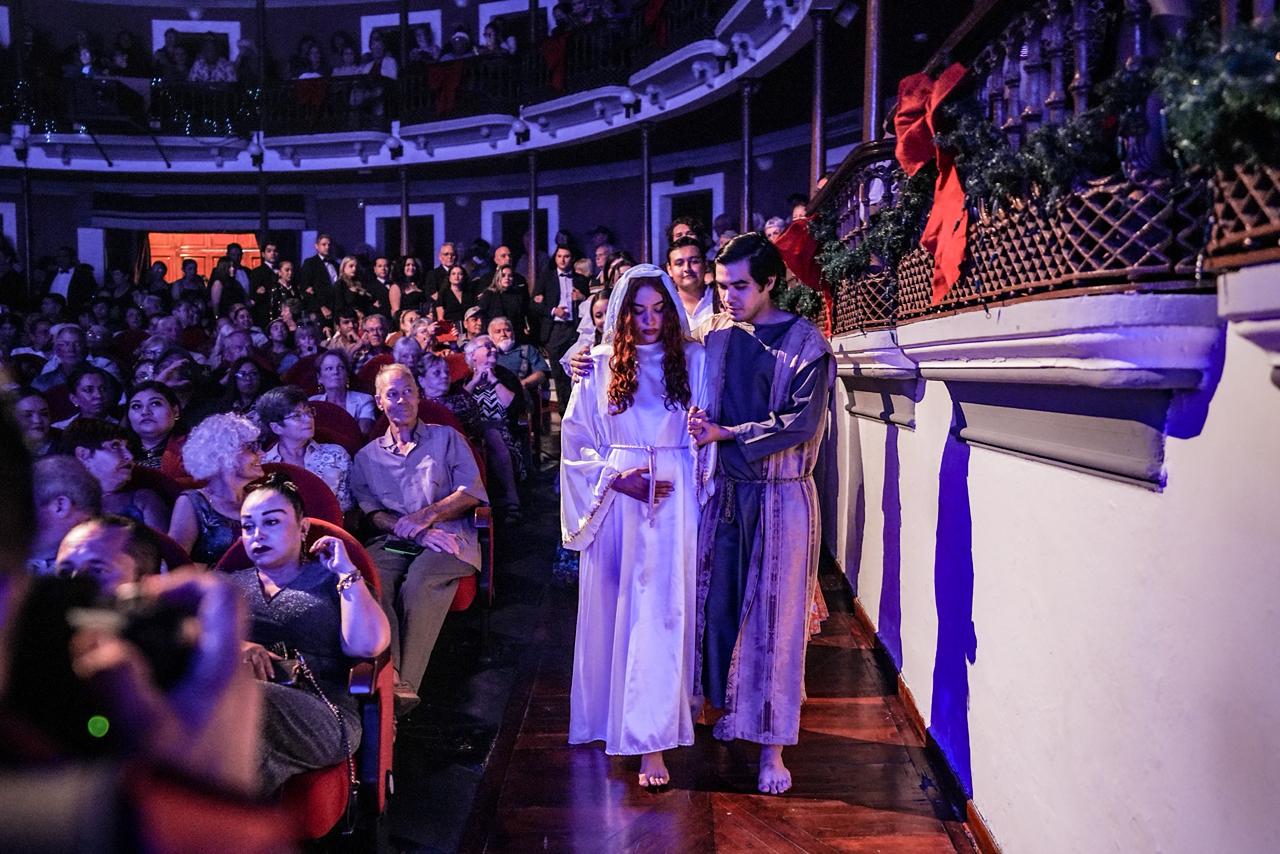 El Instituto de Cultura de Mazatlán concluye el Festival Cultural 2025 con la Gala Navideña, una producción multidisciplinaria que borró la frontera entre el escenario y el público, convirtiendo al Teatro Ángela Peralta en el hogar de una gran familia.   