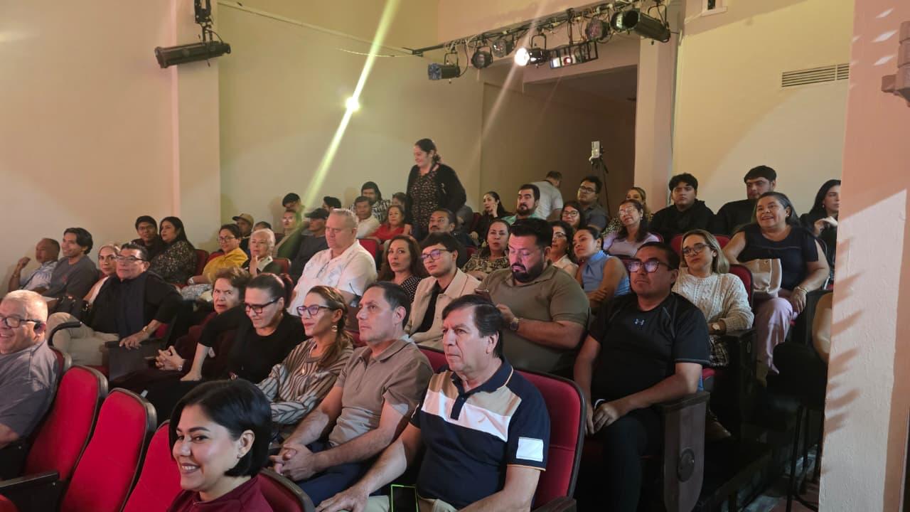 Las históricas paredes de Casa Haas se convirtieron en el epicentro de la cinematografía local con la exposición del talento de los directores mazatlecos Eduardo Alvarado y Einar Brodden. Por primera vez en el puerto, los cineastas presentaron una selección de cortometrajes que han cosechado reconocimientos tanto en el ámbito nacional como internacional.