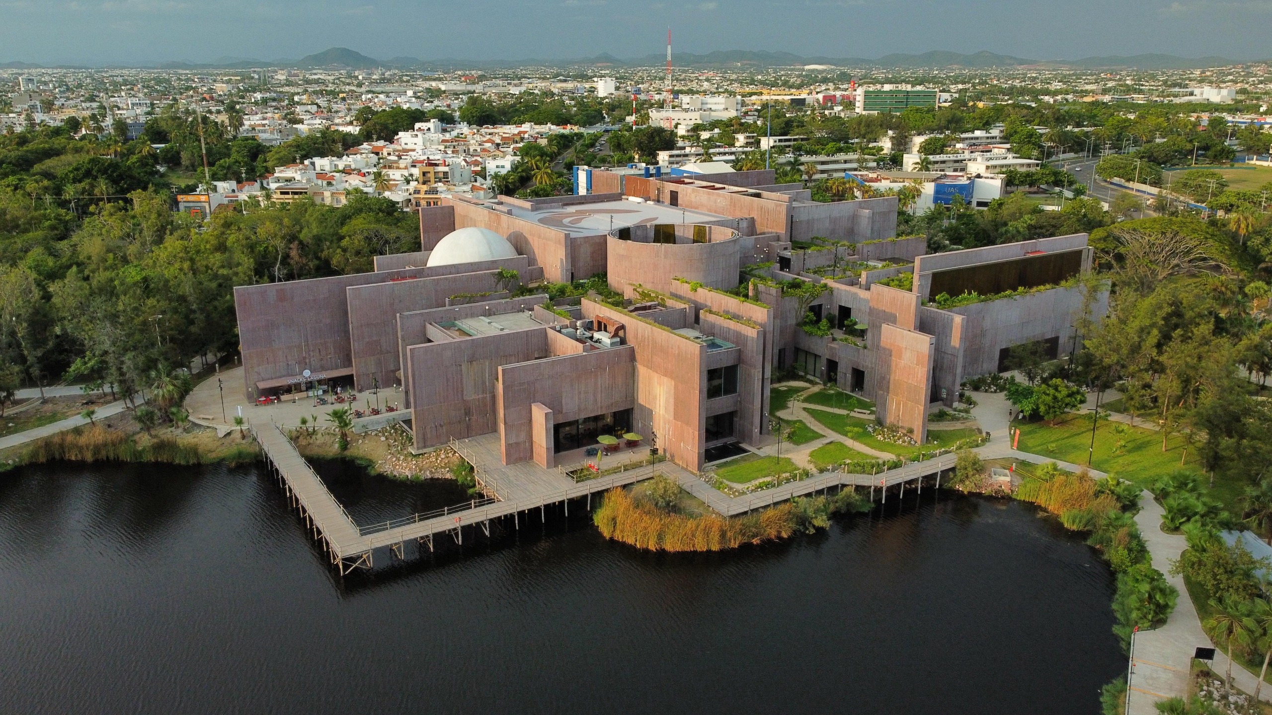 El Gran Acuario Mazatlán se prepara para vivir un 2026 lleno de innovación y crecimiento, con importantes proyectos que fortalecerán la experiencia de sus visitantes. Así lo dio a conocer su director general, Simon Norris, durante un encuentro con representantes de los medios de comunicación.