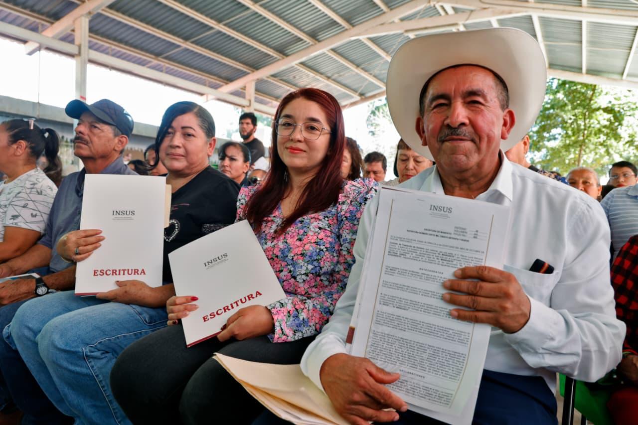 El gobernador Rubén Rocha Moya entregó escrituras y lo  acompañó la titular de SEDATU, Edna Elena Vega Rangel; y el director del INSUS, Víctor Rubén Guzmán Dagnino
Además de las 164 familias de El Ranchito que recibieron su título de propiedad, también la SEPyC obtuvo la escritura de la Escuela “Valentín Gómez Farías”
