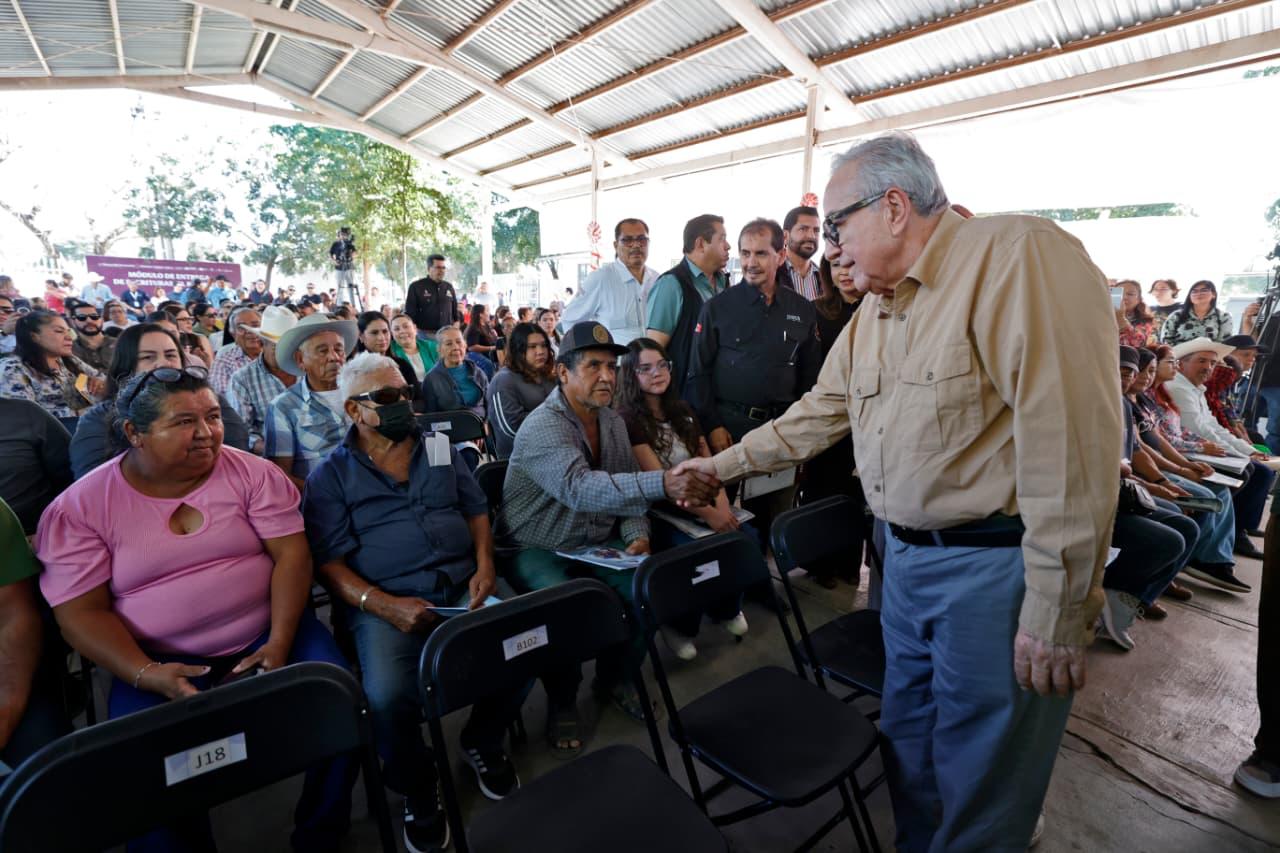 El gobernador Rubén Rocha Moya entregó escrituras y lo  acompañó la titular de SEDATU, Edna Elena Vega Rangel; y el director del INSUS, Víctor Rubén Guzmán Dagnino
Además de las 164 familias de El Ranchito que recibieron su título de propiedad, también la SEPyC obtuvo la escritura de la Escuela “Valentín Gómez Farías”
