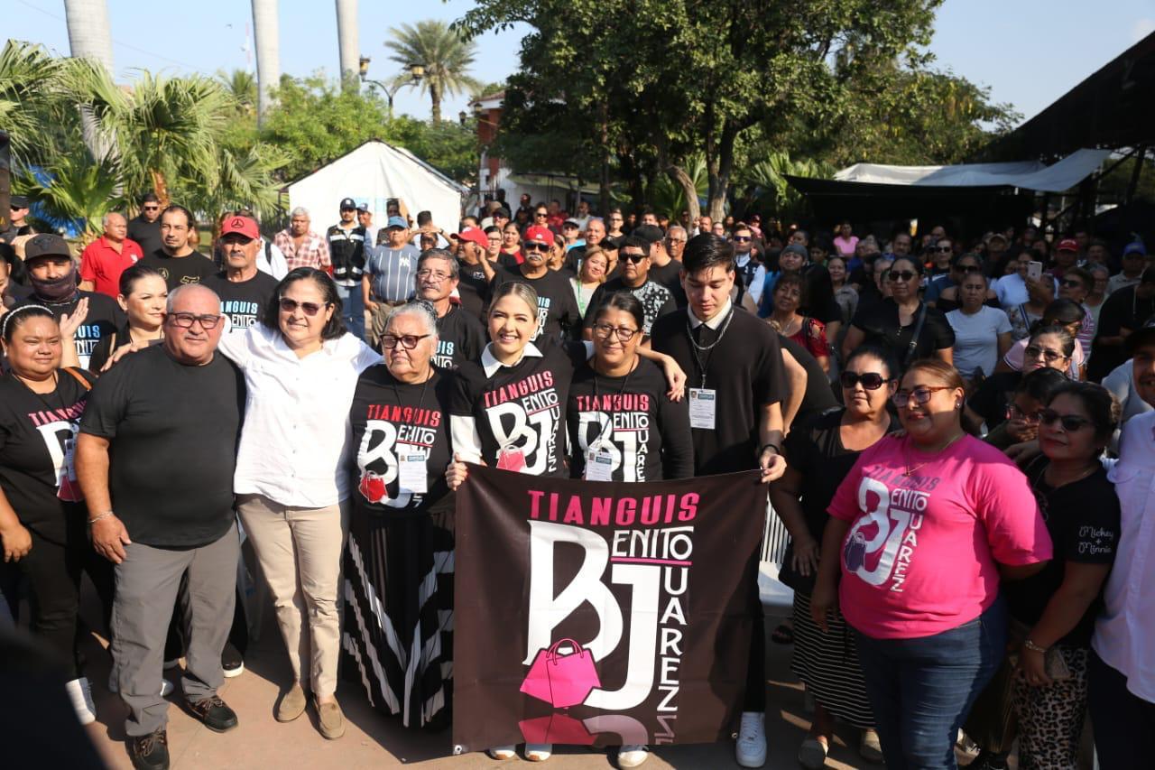 128 vendedores que por años contaron únicamente con autorizaciones temporales recibieron el documento que las da certeza para operar permanentemente en el tianguis de la colonia Juárez.