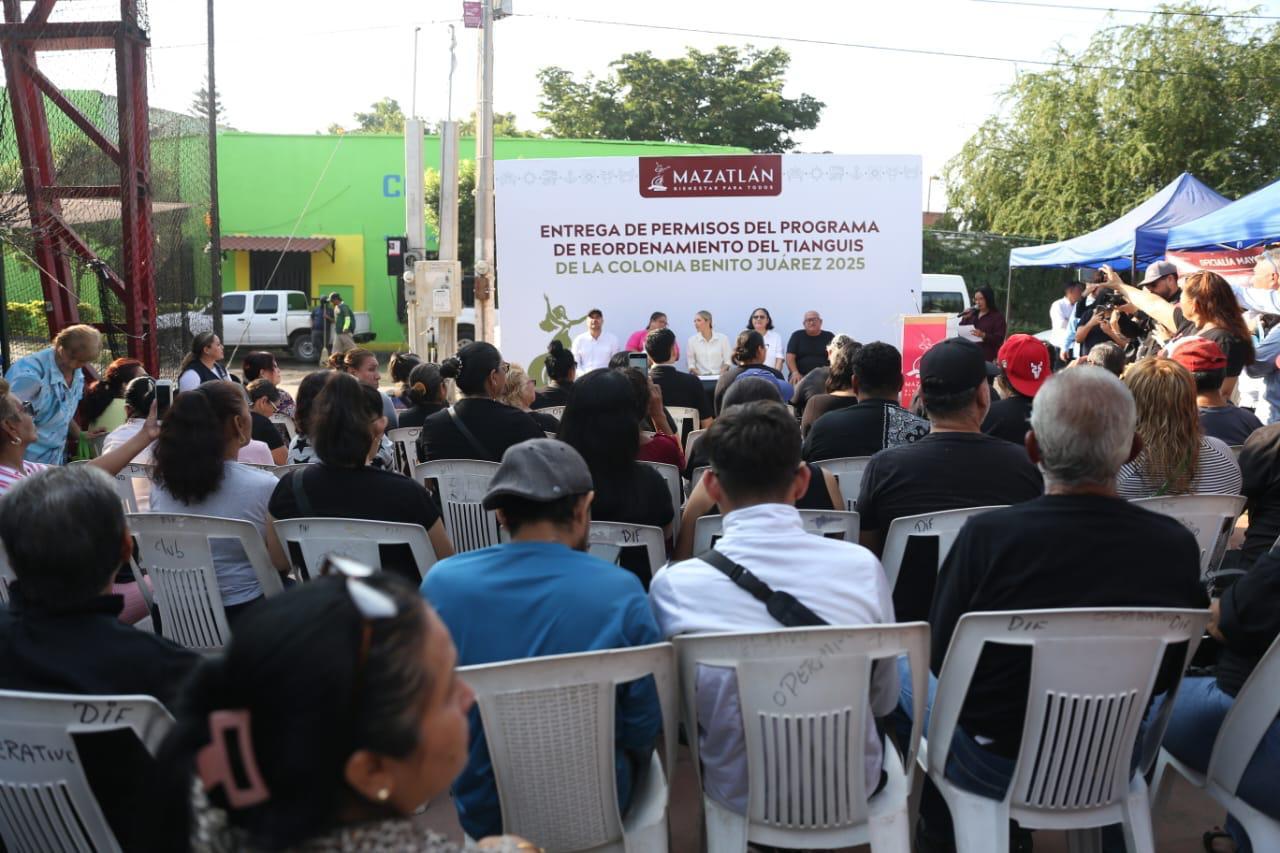 128 vendedores que por años contaron únicamente con autorizaciones temporales recibieron el documento que las da certeza para operar permanentemente en el tianguis de la colonia Juárez.