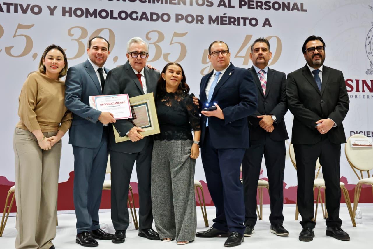 El mandatario estatal entregó a 230 trabajadores al servicio del Estado, sus medallas, reconocimientos y estímulos económicos por 20, 25, 30, 35 y 40 años de servicio en Gobierno