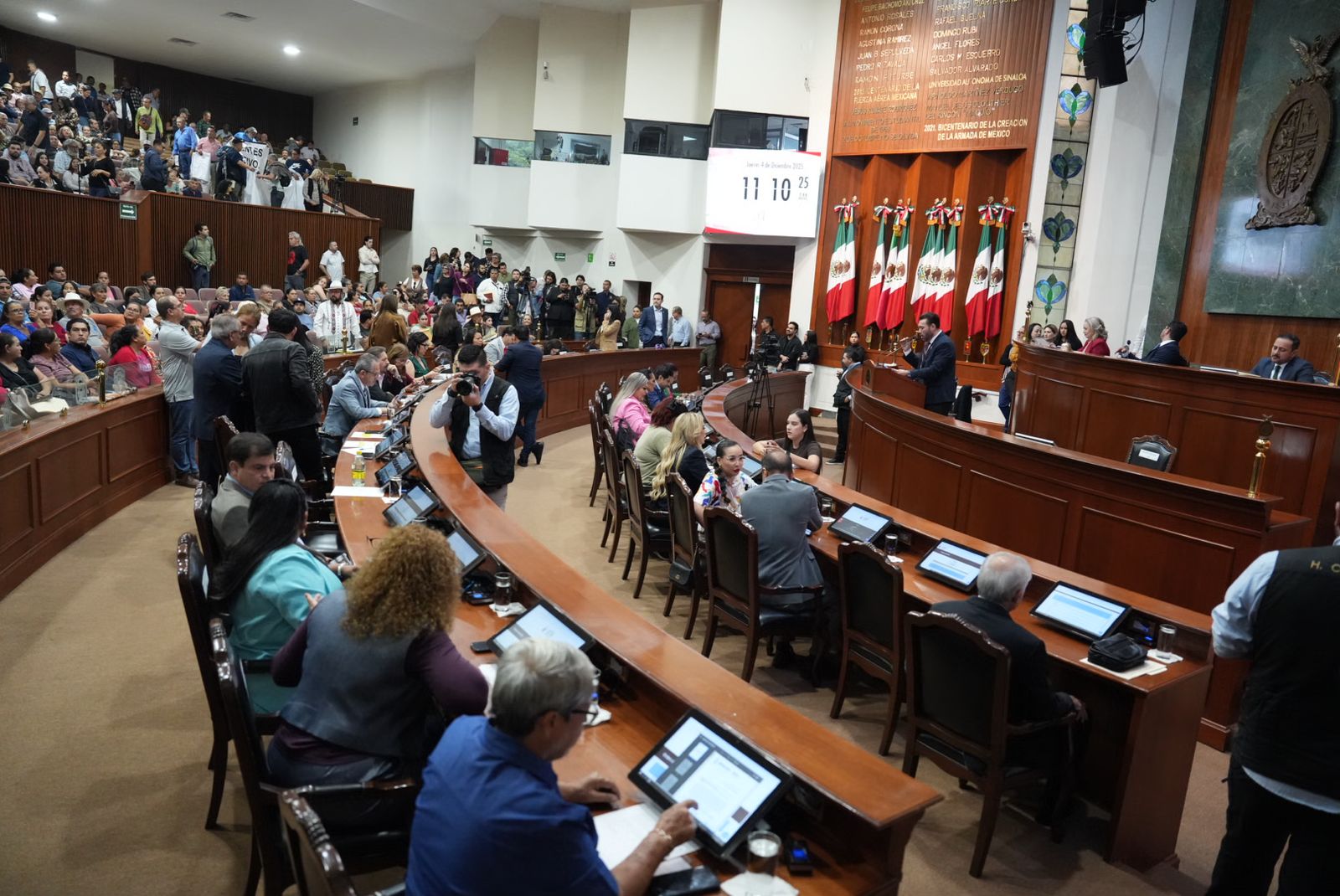 El Pleno del Congreso del Estado de Sinaloa turnó tras voto unánime a la Comisión de Hacienda Pública y Administración para su dictaminación, la iniciativa del Ejecutivo del estado que propone la Ley de Ingresos y Presupuesto de Egresos para el año fiscal 2026.