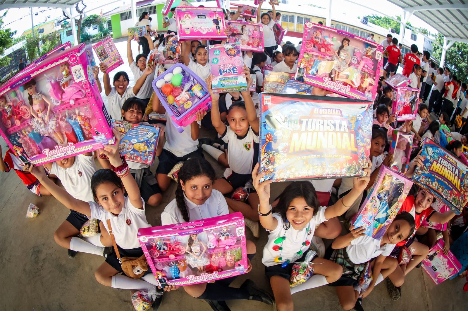 La Caravana Navideña del DIF Sinaloa llegó al municipio de Mazatlán y Concordia como parte de su tercer día de recorrido para llevar sonrisas y regalos a las niñas y niños del estado. También apoyos invernales para las familias.