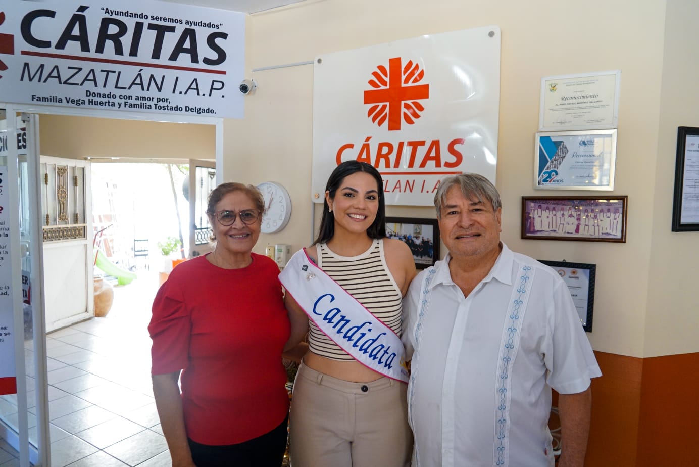 En un encuentro que fusiona la belleza de la máxima fiesta con el compromiso social, Karely Tirado, candidata a Reina del Carnaval Internacional de Mazatlán 2026 “Arriba la Tambora”, visitó las instalaciones de Cáritas Mazatlán.