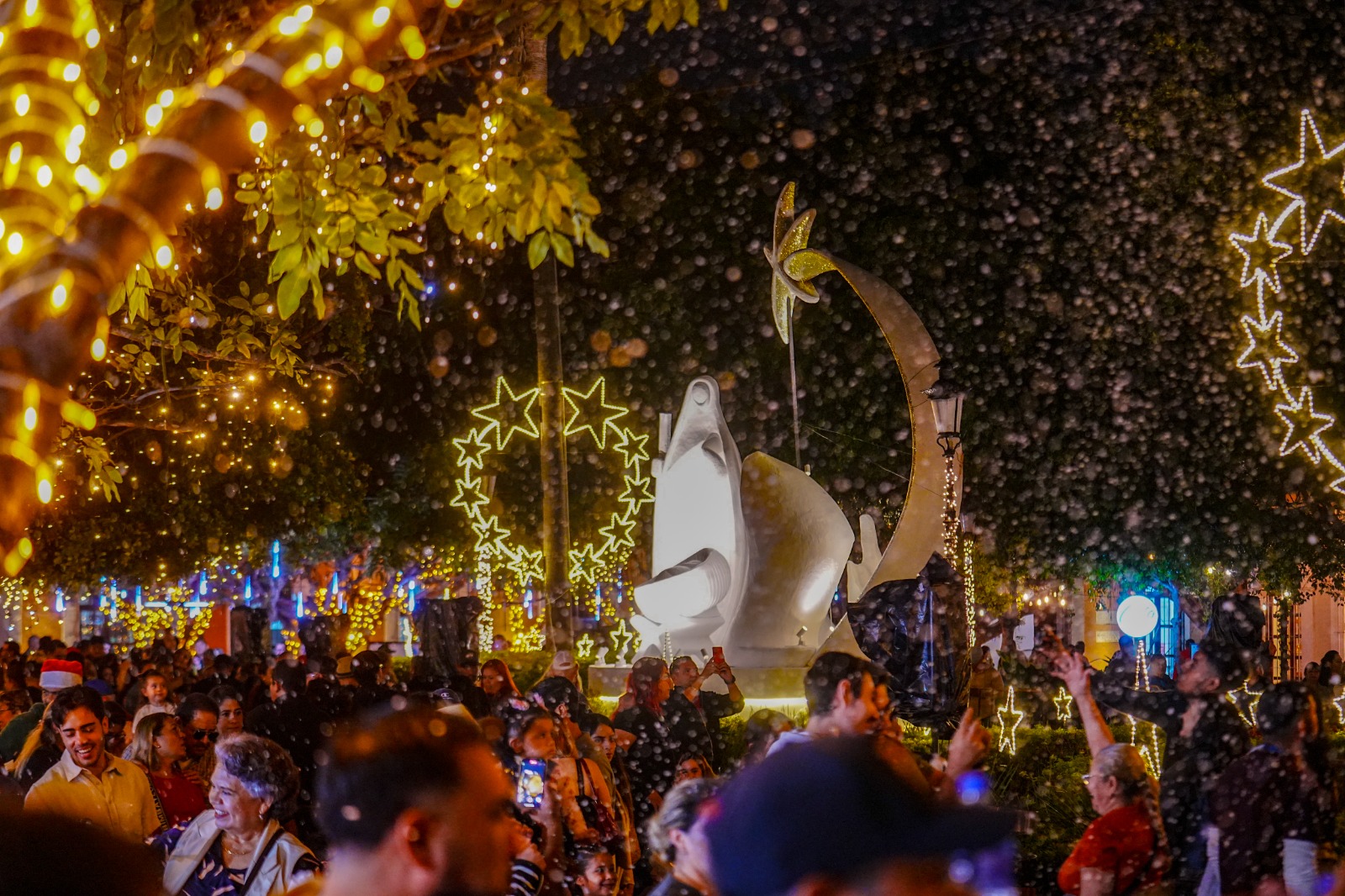 El corazón del Centro Histórico de Mazatlán se vistió de luz y color con la espectacular inauguración del encendido de la iluminación navideña en la Plazuela Machado, dando inicio formal a las celebraciones decembrinas.