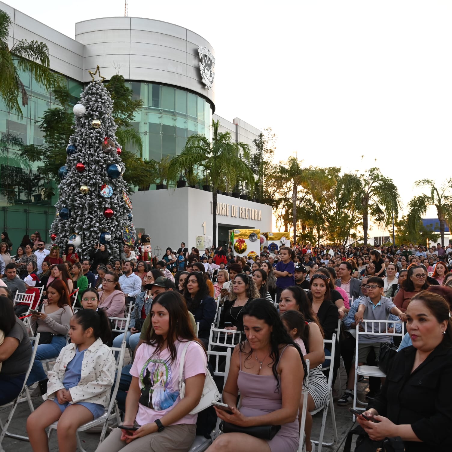 Símbolo de reunión y fraternidad entre las y los universitarios, realiza el Rector Jesús Madueña el tradicional Encendido del Árbol y encabeza el Festival Navideño UAS 2025

