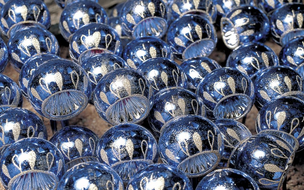 Esferas navideñas: un arte muy mexicano.
Existen diversas comunidades en el país donde su fabricación no solamente refuerza una tradición sino que trasciende las fronteras.
