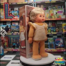 La fábrica mexicana de juguetes Lilí Ledy produjo en territorio nacional algunas de las figuras más emblemáticas del mundo del juguete.  Aquí te compartimos una apasionante historia del portal MEXICO DESCONOCIDO.
A casi 40 años de la extinción de la fábrica Lilí Ledy es considerada una fábrica de culto en el mundo del juguete.
