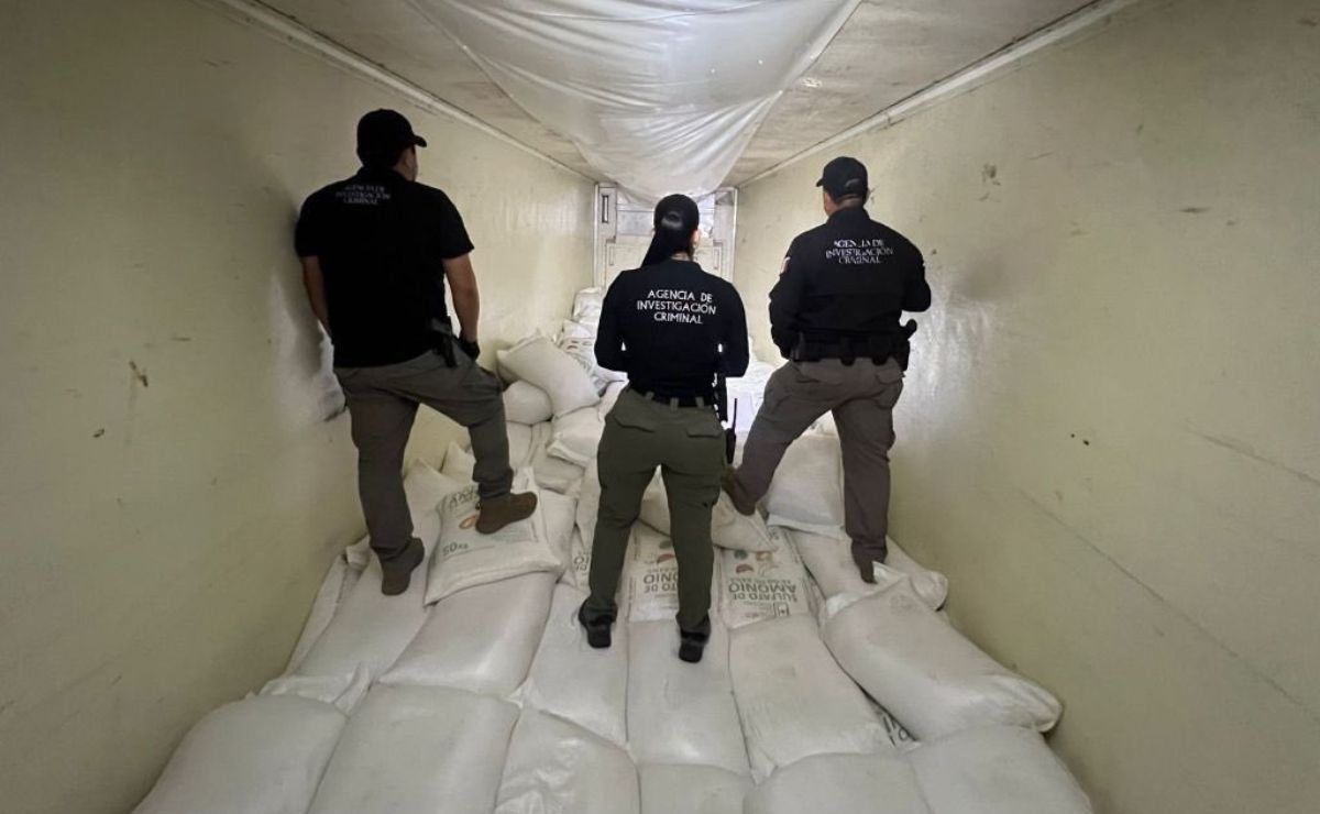 Las llevaban en un tracto camión Volvo con caja refrigerada.
Los Mochis, Sinaloa.— Una pareja fue detenida en Sinaloa tras ser sorprendida transportando 320 kilos de metanfetamina en un tractocamión, durante un operativo de seguridad en la carretera Internacional México 15, a la altura del kilómetro 49 + 250, tramo Los Mochis – Navojoa, en el municipio de Ahome.
La acción fue realizada por elementos de la Agencia de Investigación Criminal (AIC) de la Fiscalía General de la República (FGR), en coordinación con la Secretaría de la Defensa Nacional (Defensa), Secretaría de Marina (Semar), Guardia Nacional (GN) y Secretaría de Seguridad y Protección Ciudadana (SSPC).
Durante la revisión del tractocamión, acoplado a una caja refrigerada, los agentes localizaron siete costales con la droga. La pareja fue detenida, se les leyeron sus derechos constitucionales y, junto con lo asegurado, fueron puestos a disposición del Ministerio Público, quien definirá su situación legal e integrará la carpeta de investigación.
Con este operativo se evita que miles de dosis lleguen a las calles, y las autoridades reiteran su compromiso de trabajar de manera coordinada para frenar el trasiego de sustancias ilícitas.
