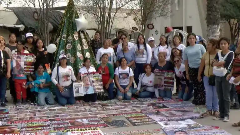 Para muchas familias estas fechas llegan con sillas vacías y preguntas sin respuesta, por lo que el acto busca mantener viva la exigencia de verdad y justicia