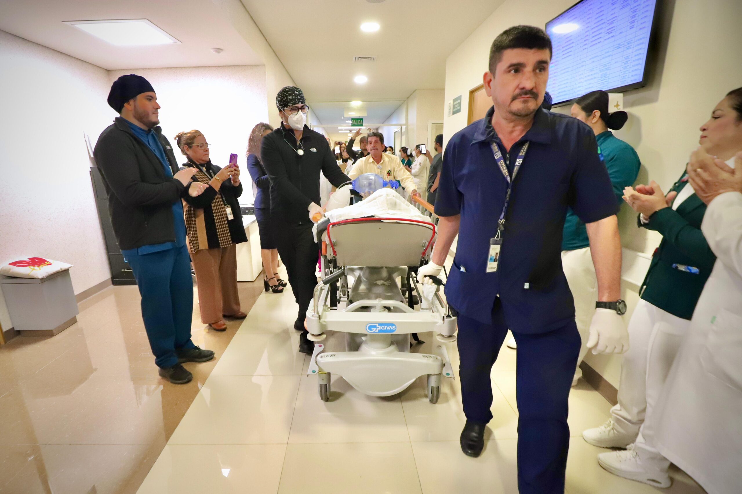 Entre aplausos y gratitud, Jesús Humberto fue despedido en el Hospital General tras donar sus órganos y ofrecer una segunda oportunidad de vida a pacientes en espera