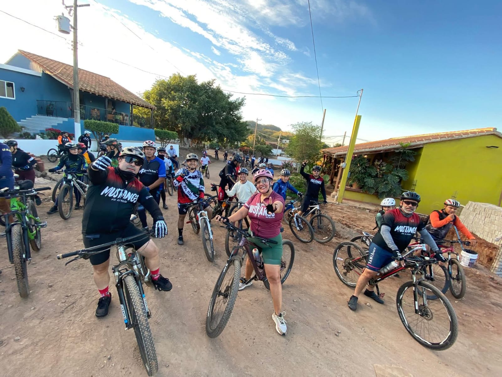 Partiendo de los campos del IMSS, recorren la zona rural de Mazatlán para disfrutar juntos de la ruta y alzar la mano como comunidad