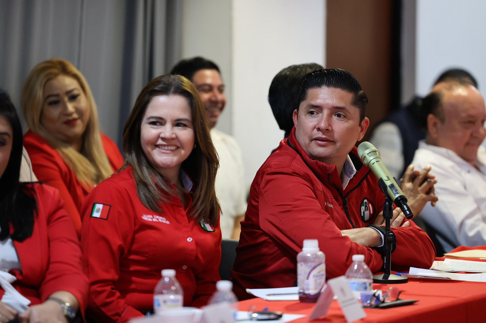 Espionaje y control? O realmente es para combatir el crimen.
En Sinaloa el PRI cacarea su quehacer… Y los otros partidos ¿Qué pex?.
Estrella Palacios anda acelerada y crece la presencia de Juan de Dios Gámez Mendívil.
Maribel Chollet denuncia maquillaje de cifras de seguridad.
Claudia desacredita asunto de empleos criminales dichos por vocera de Morena.
