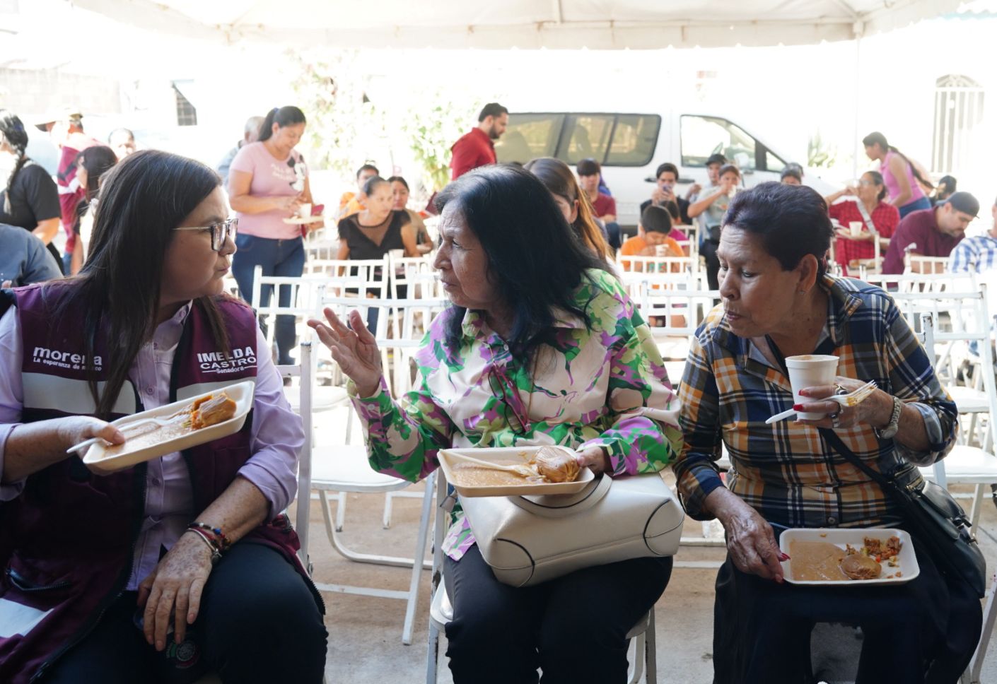 La negación como política pública.
Ahora resultan que aman los arbolitos, mascotas y les gustan los atoles.
Imelda Castro regala ¡hasta boletos de beisbol!... ¡que desfachatez!.
Abofetea el Teesin a la Gerencia caciquil del PAN en Sinaloa.
